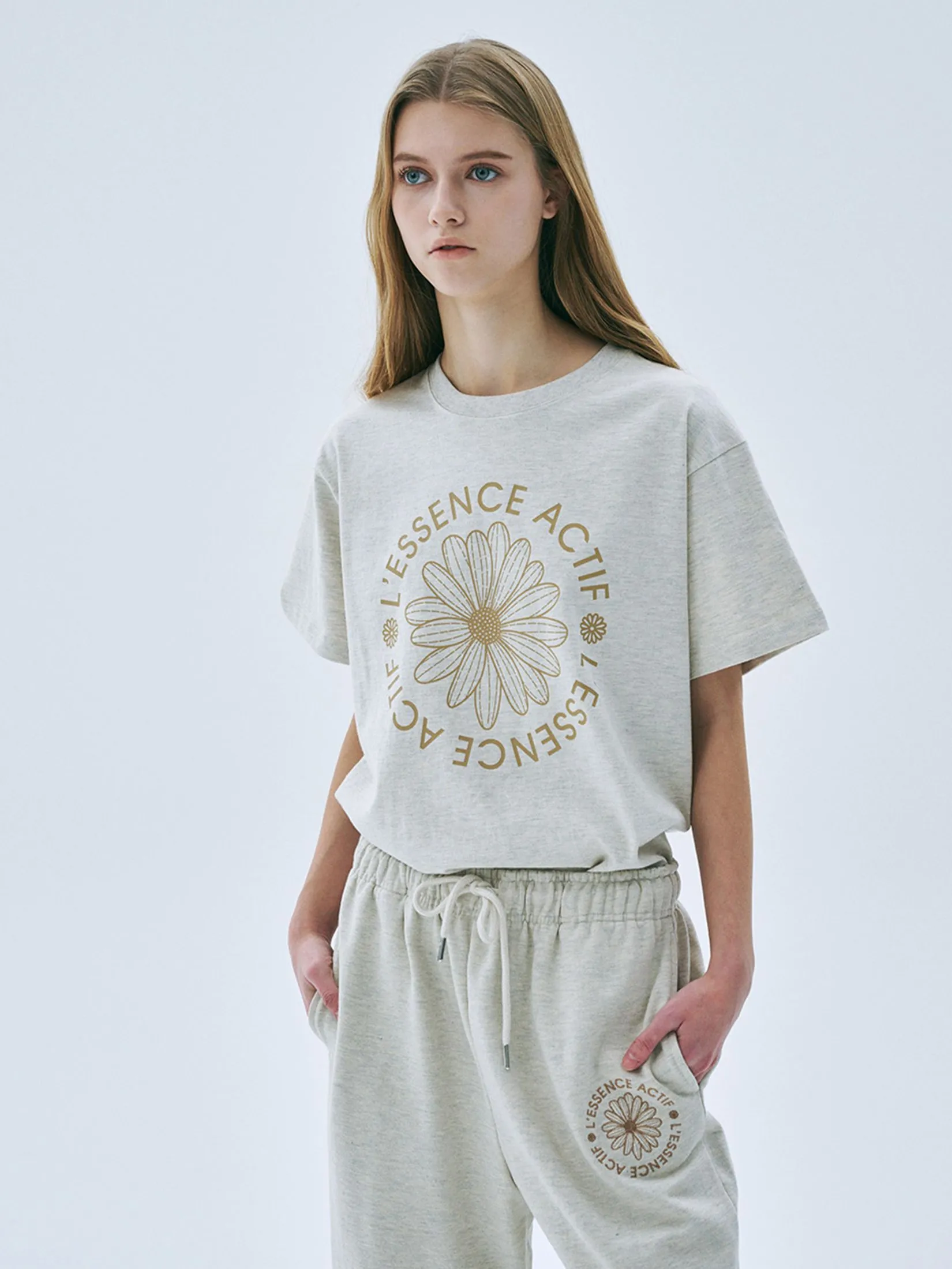 MARDI MERCREDI ACTIF T-Shirt Actif Emblem Oatmeal Beige F MARDI MERCREDI ACTIF T-Shirt Actif Emblem Oatmeal Beige F