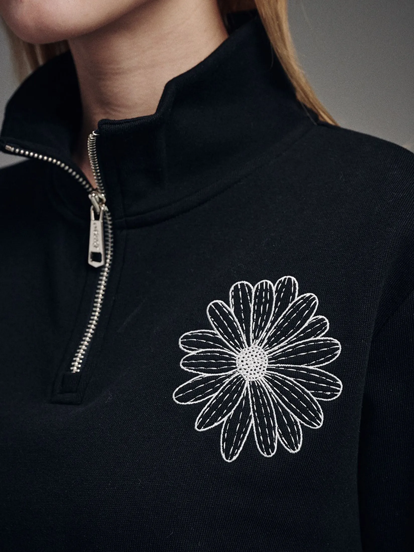 MARDI MERCREDI ACTIF High Neck Cropped Sweatshirt Flower Needlework F MARDI MERCREDI ACTIF High Neck Cropped Sweatshirt Flower Needlework F