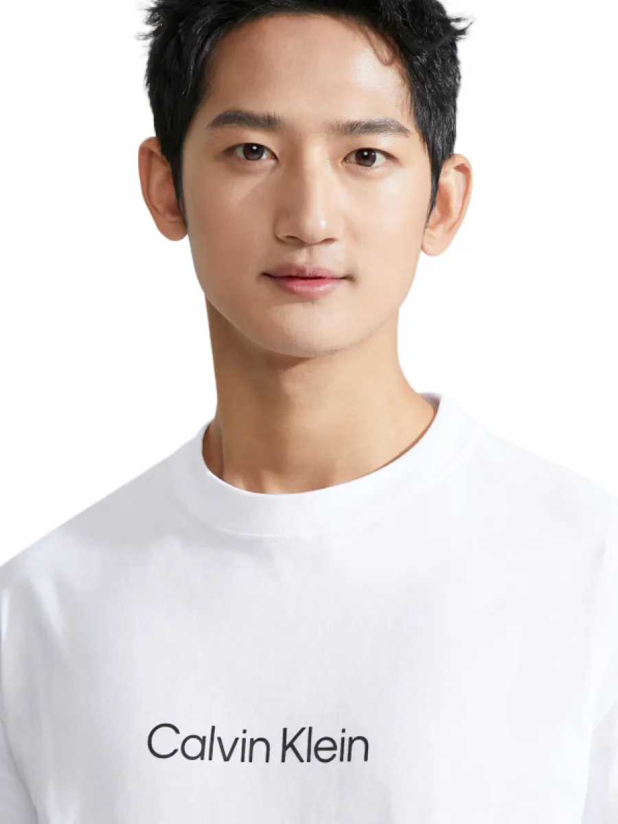 CALVIN KLEIN Men s Relaxed Fit Standard Logo Crewnk Tee White CALVIN KLEIN Men s Relaxed Fit Standard Logo Crewnk Tee White