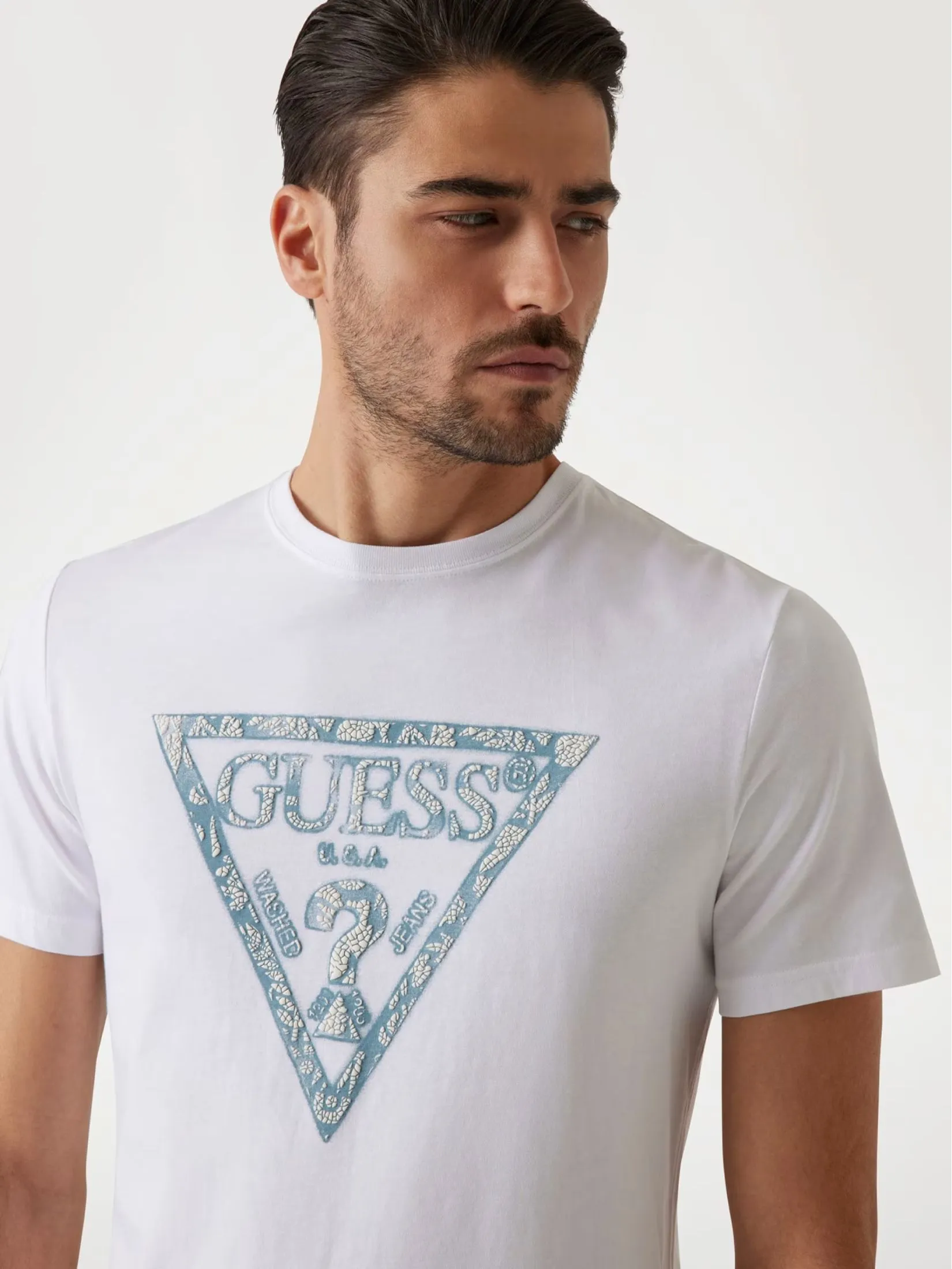 GUESS GUESS MEN Triangle Logo  T-Shirt  M5GI06I3Z14  -  White GUESS GUESS MEN Triangle Logo  T-Shirt  M5GI06I3Z14  -  White