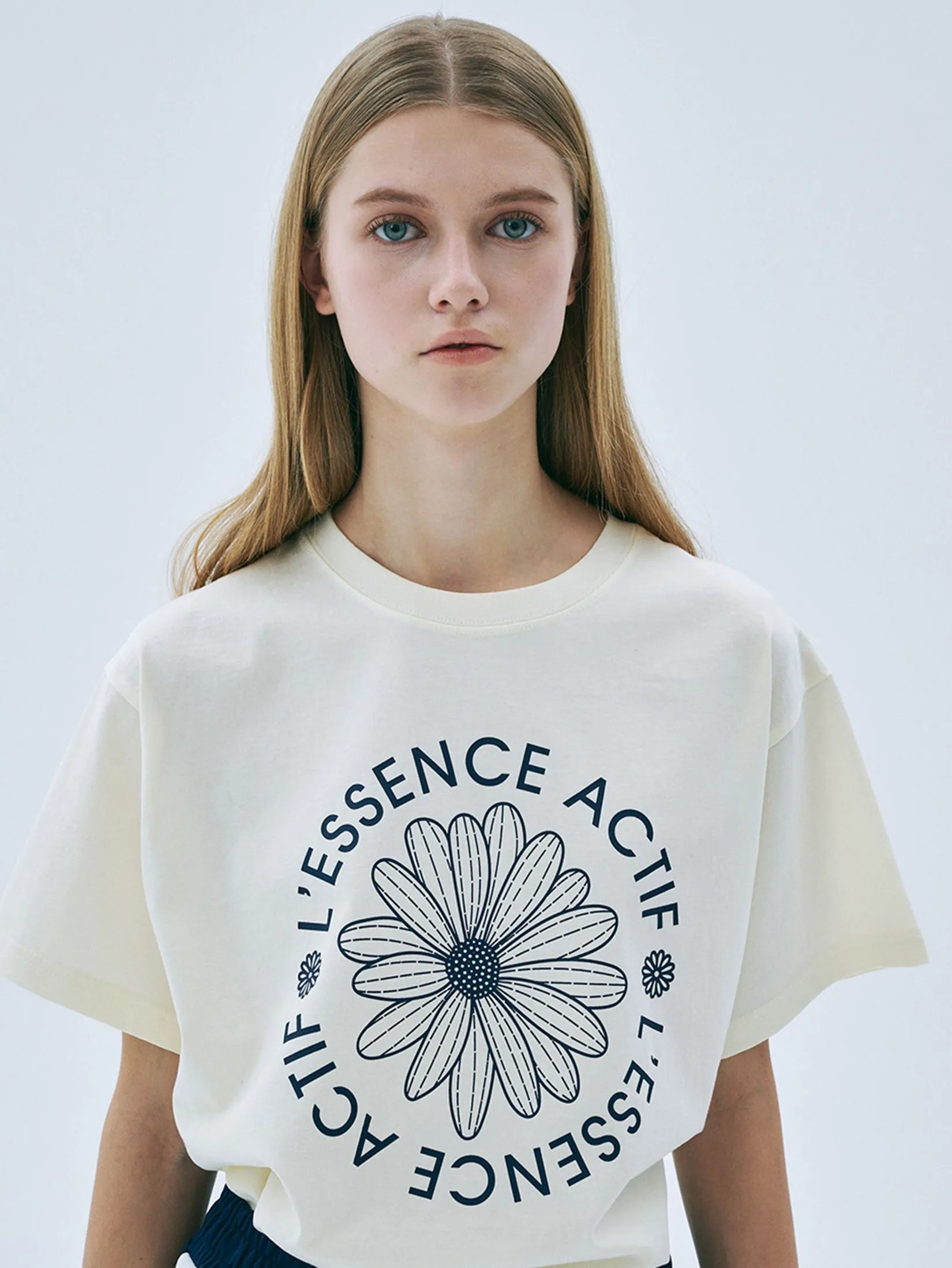 MARDI MERCREDI ACTIF T-Shirt Actif Emblem Cream Navy F MARDI MERCREDI ACTIF T-Shirt Actif Emblem Cream Navy F