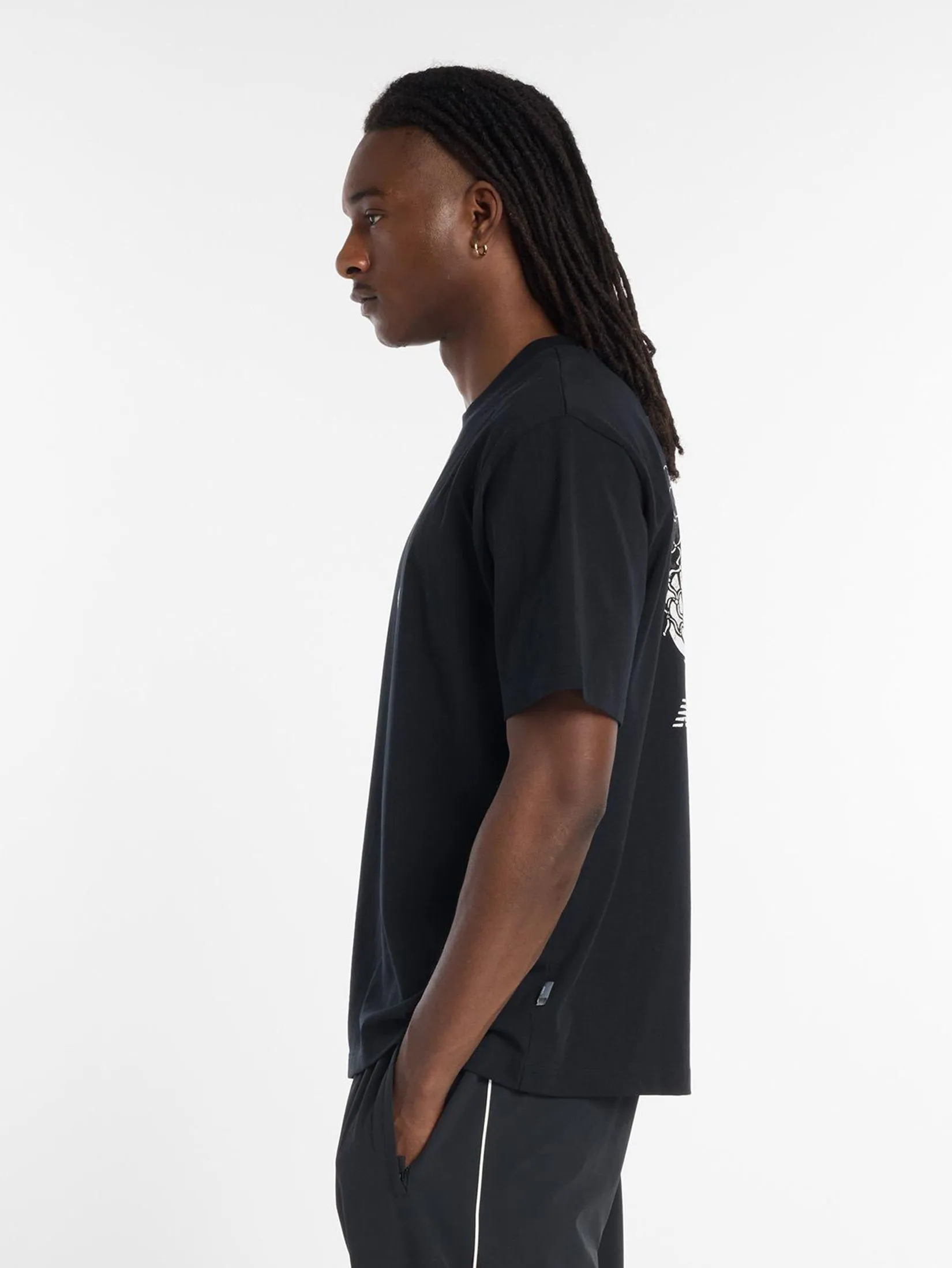 NEW BALANCE Men T-Shirt Hoops Classic Graphic Black NEW BALANCE Men T-Shirt Hoops Classic Graphic Black
