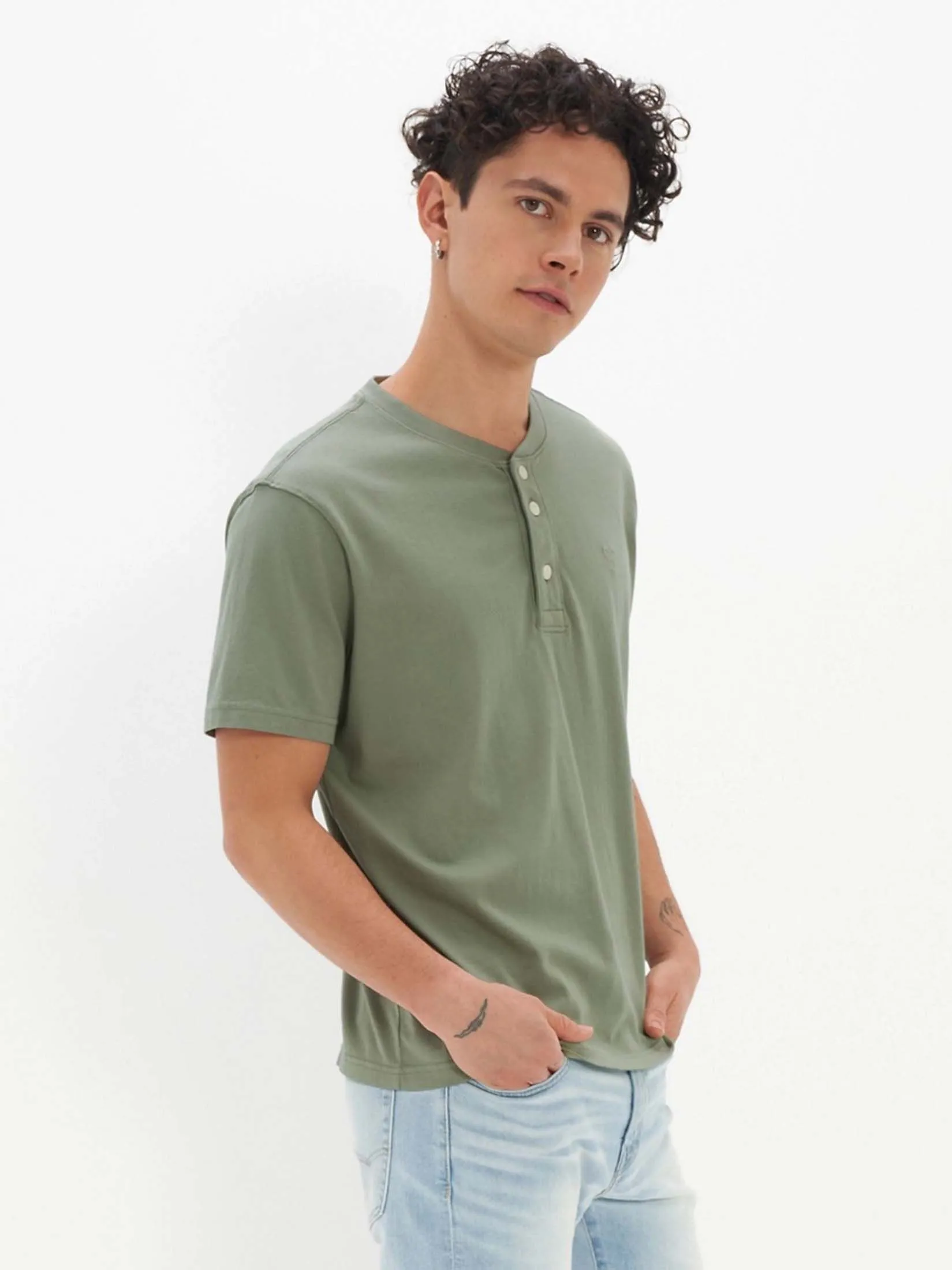 American Eagle MEN SS INTL CORE HENLEY - RGD 341 FADED OLIVE American Eagle MEN SS INTL CORE HENLEY - RGD 341 FADED OLIVE