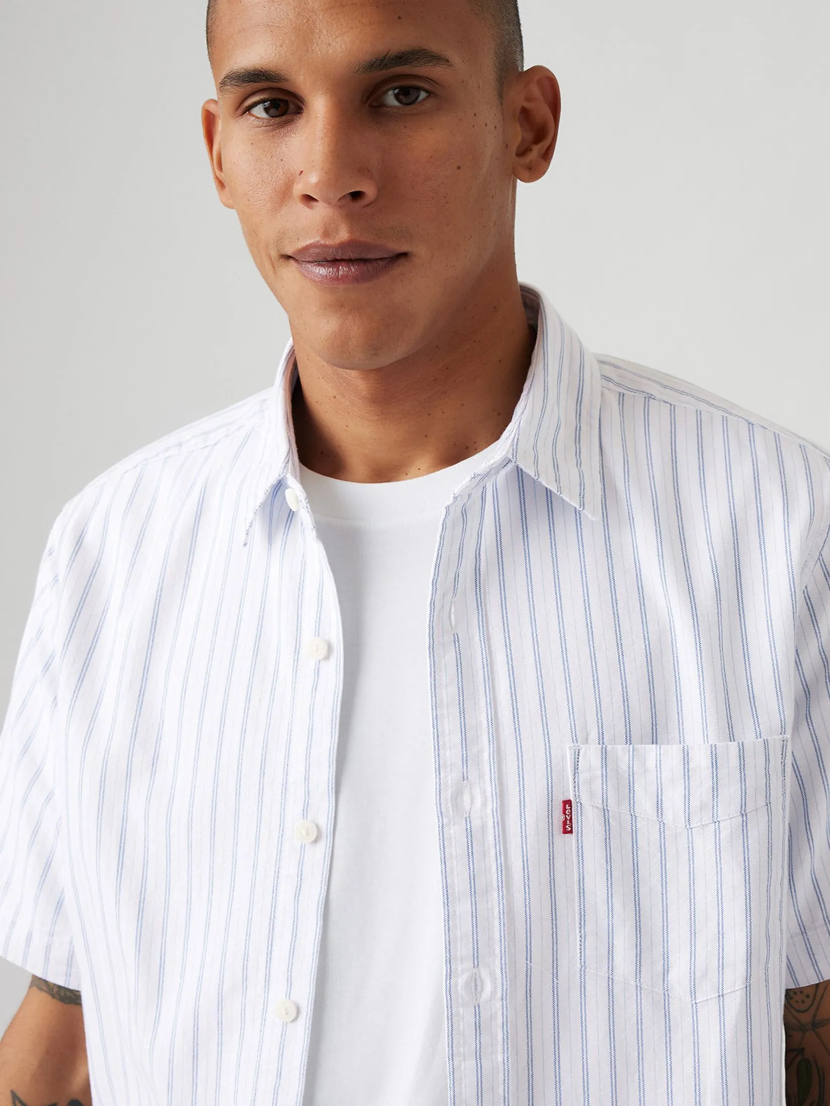 LEVI'S Men's Short-Sleeve Classic Standard Fit Shirt White LEVI'S Men's Short-Sleeve Classic Standard Fit Shirt White