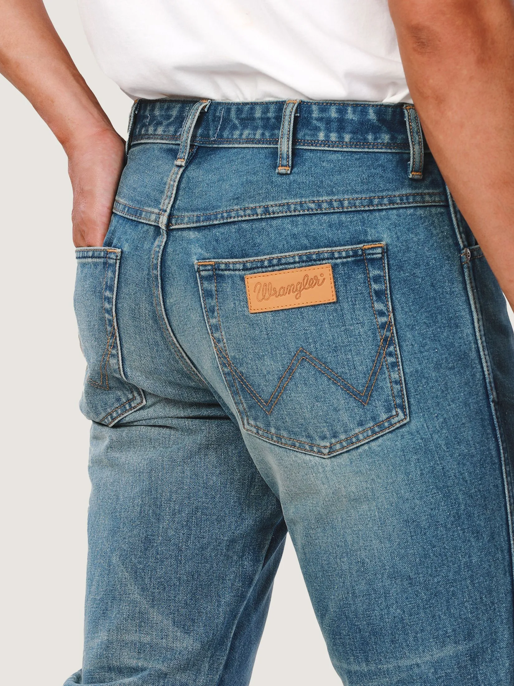 WRANGLER Men's Jeans Everyday with Wrangler Collection Mid Texas Taper Fit Light Indigo