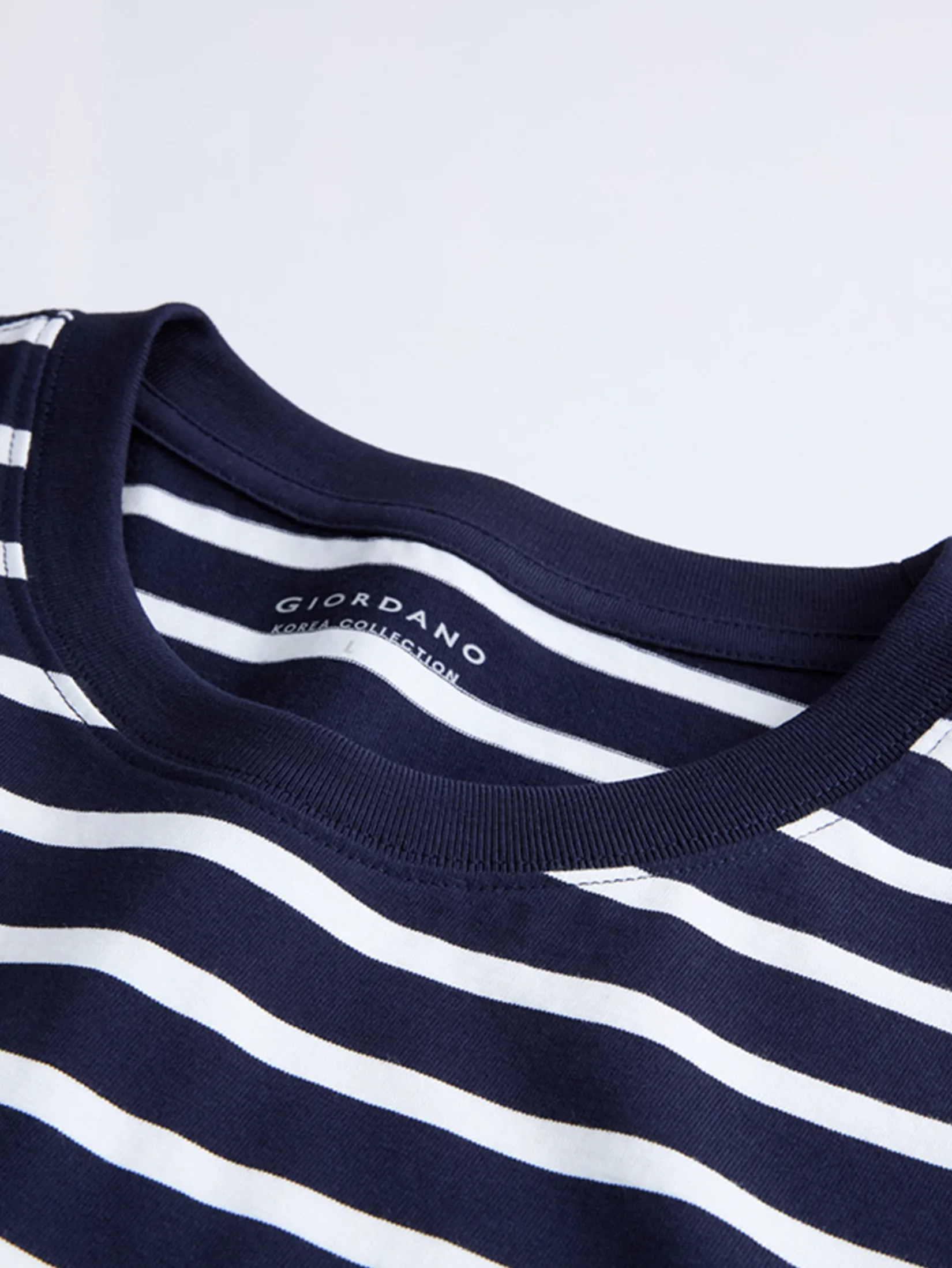 GIORDANO Men s Online Exclusive Timeless Comfort Striped T-shirt (Korea) Navy x Blue x White