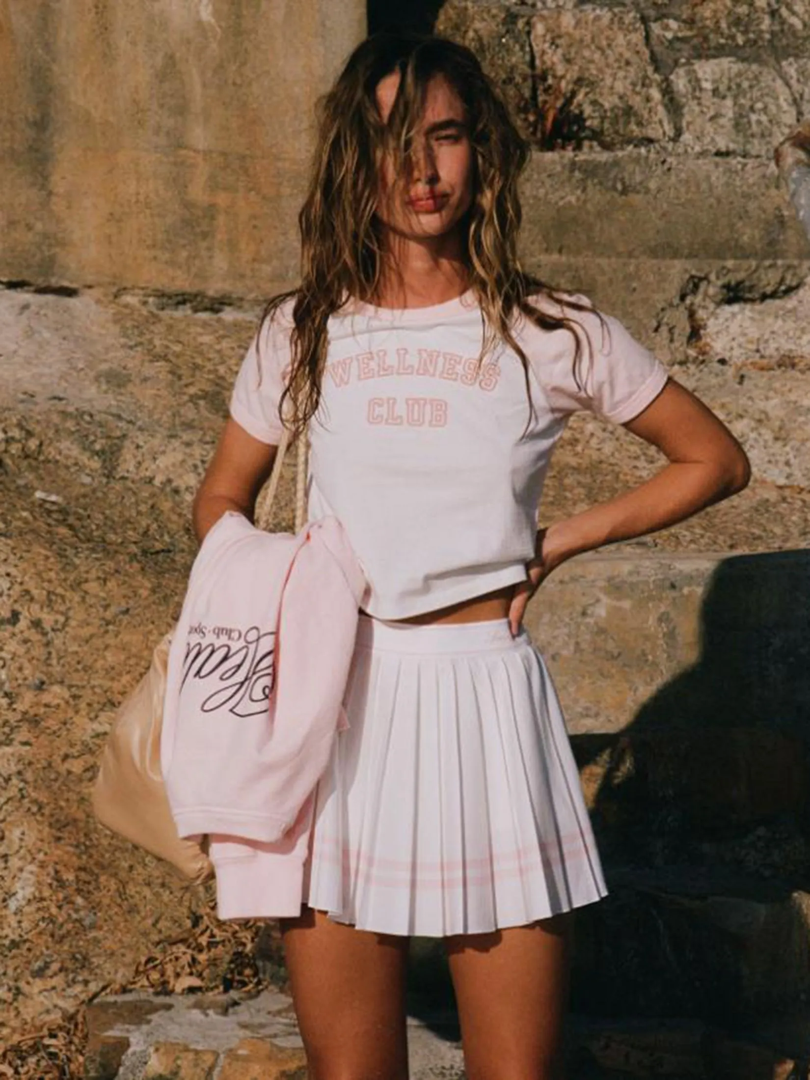 SPORTY & RICH Women Pleated Skirt Vendome Script - White/Pink Dolphin