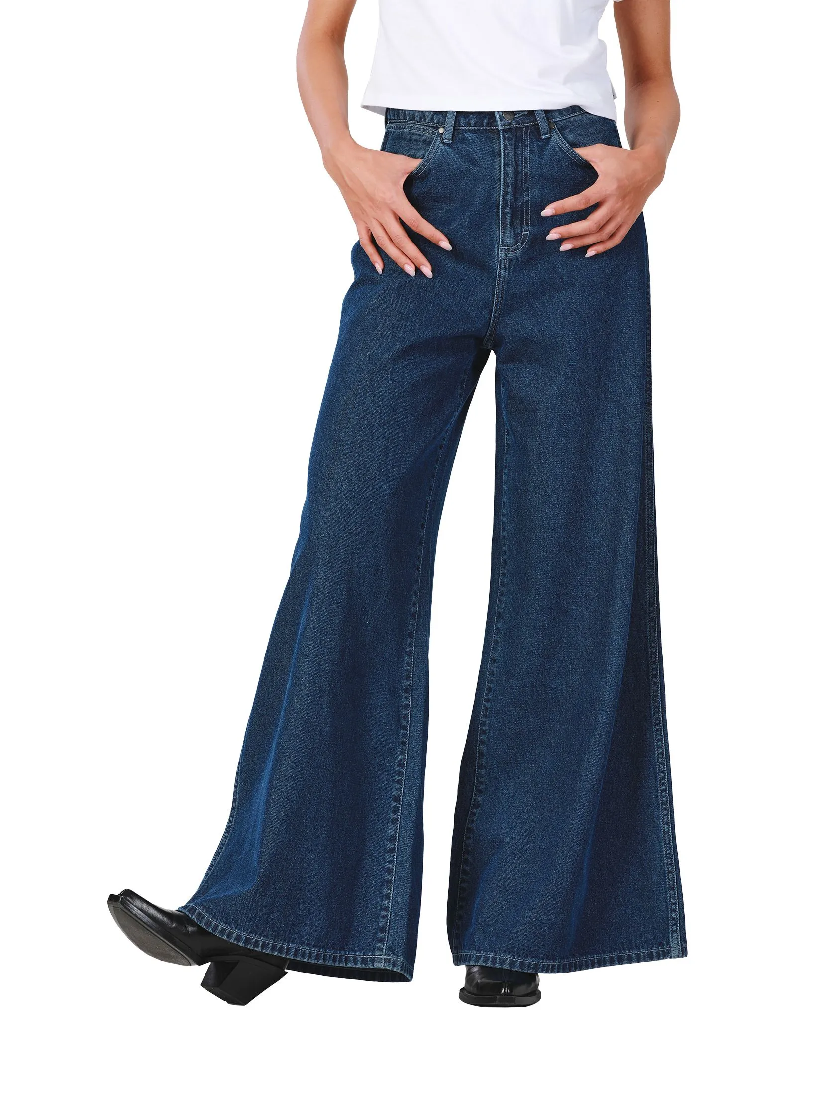 WRANGLER Women's Jeans Everyday with Wrangler Collection Mid Wide Leg Fit Dark Indigo