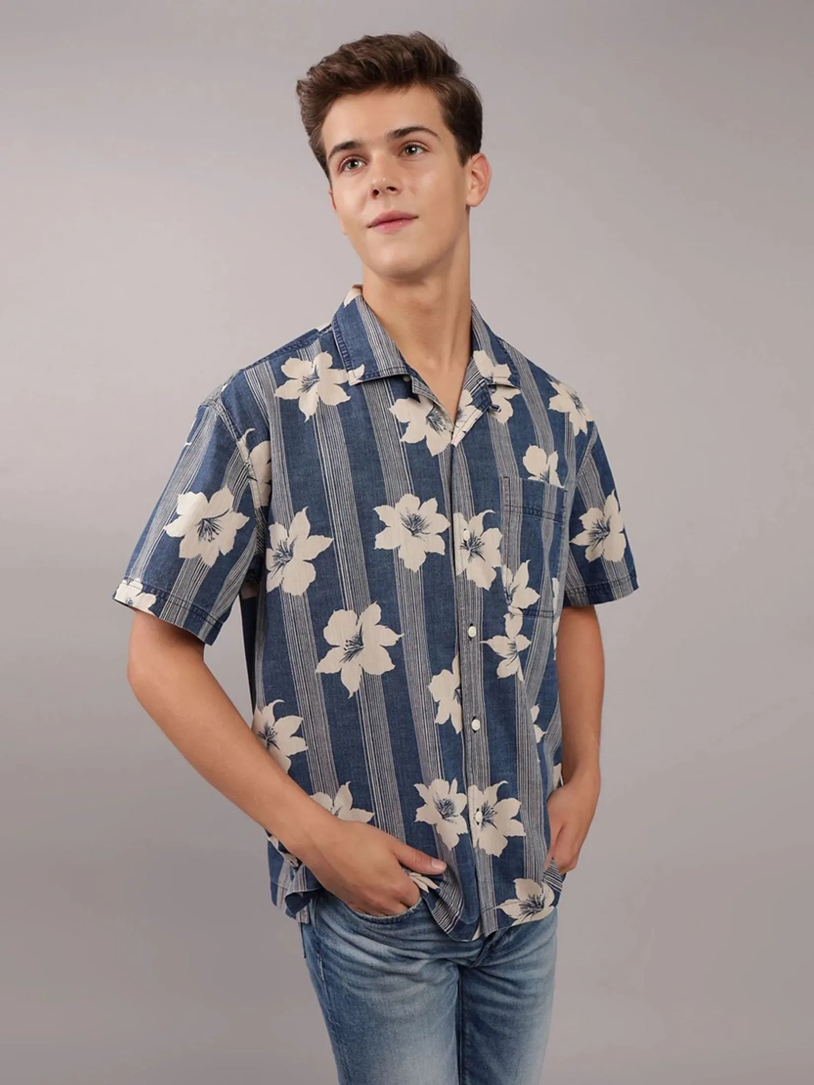 AMERICAN EAGLE MEN LUKE SS OVERSIZED CAMP COLLAR INDIGO DISCHARGE PRINT 400 BLUE