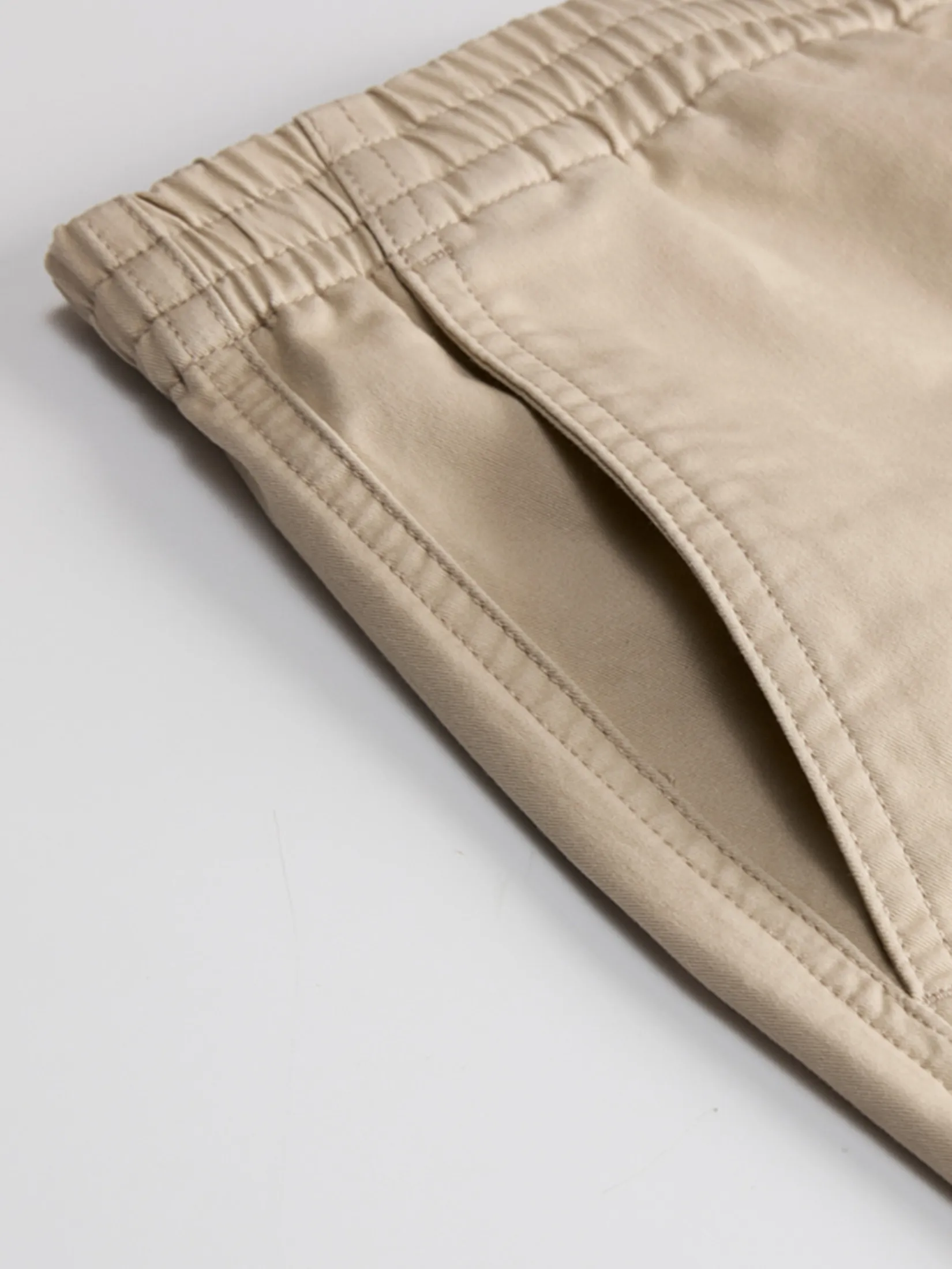 GIORDANO Men s Online Exclusive Twill Elastic Waist Pleat Shorts (Korea) Khaki