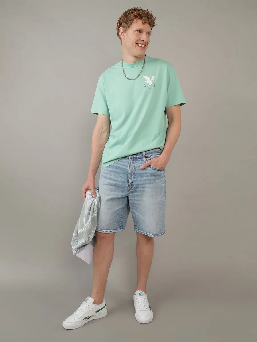 AMERICAN EAGLE MEN MEDIUM CLEAN LOOSE DENIM SHORT - CLEAN FINISH 980 ICED LIGHT INDIGO