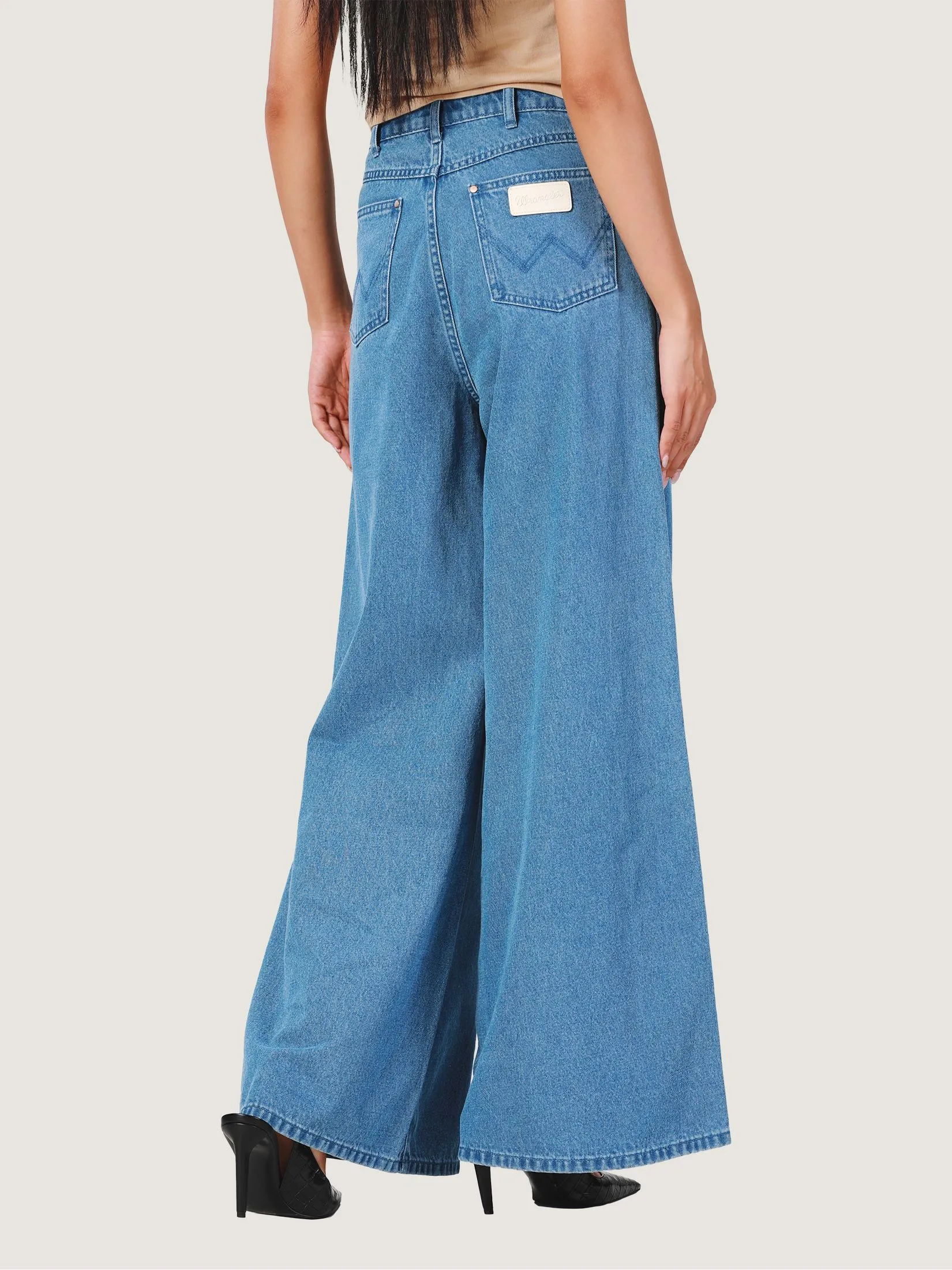 WRANGLER Women's Jeans Everyday with Wrangler Collection Mid Wide Leg Fit Light Indigo