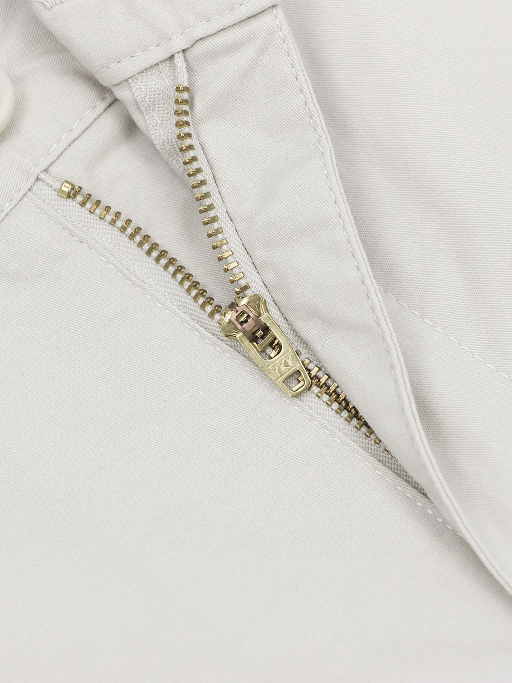 GIORDANO Men's Twill Slim Hidden Comfort Shorts (180° Elastic) Creamware Khaki