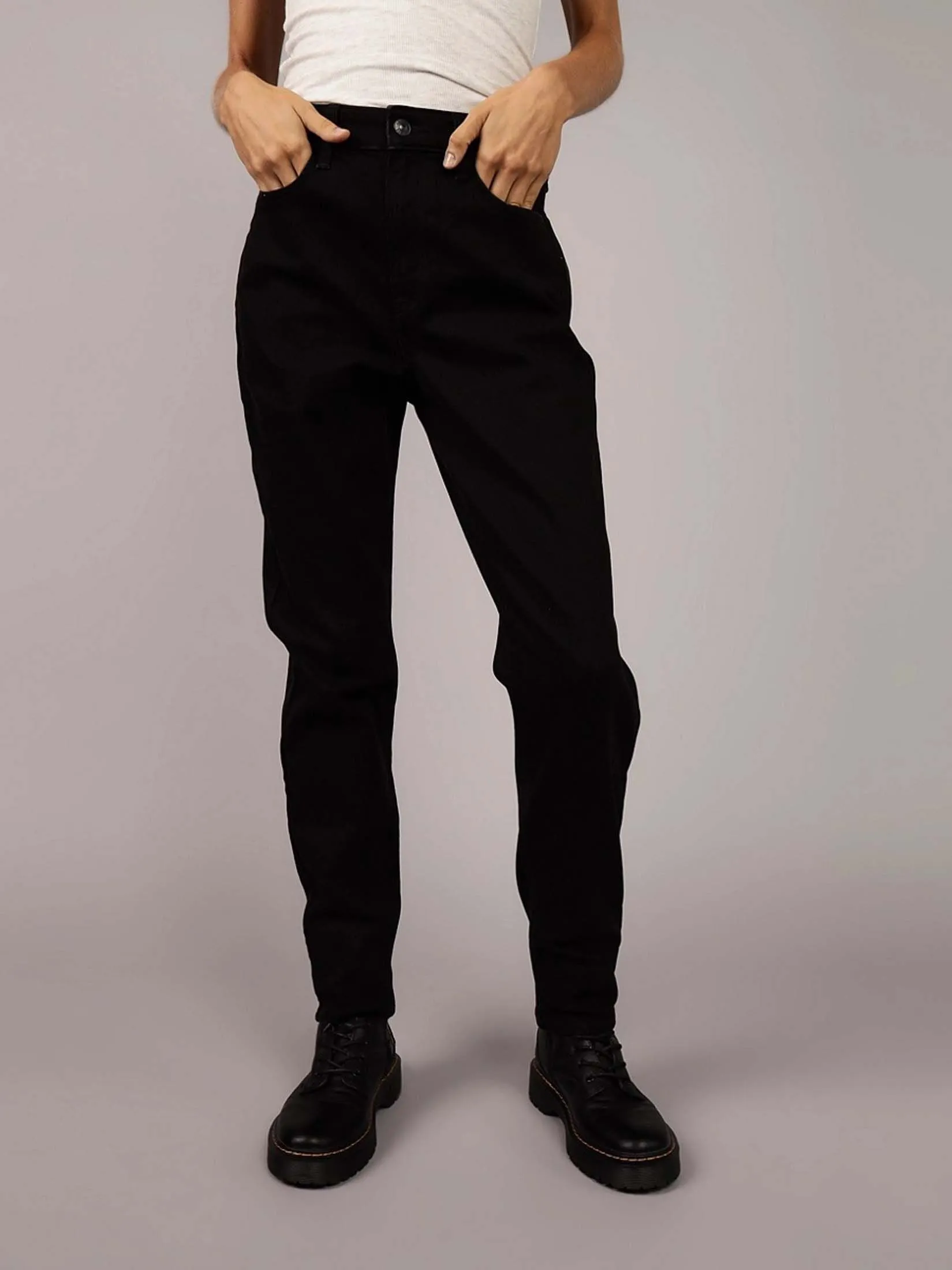 AMERICAN EAGLE WOMEN MOM JEANS - VPP 081 BLACK WASH