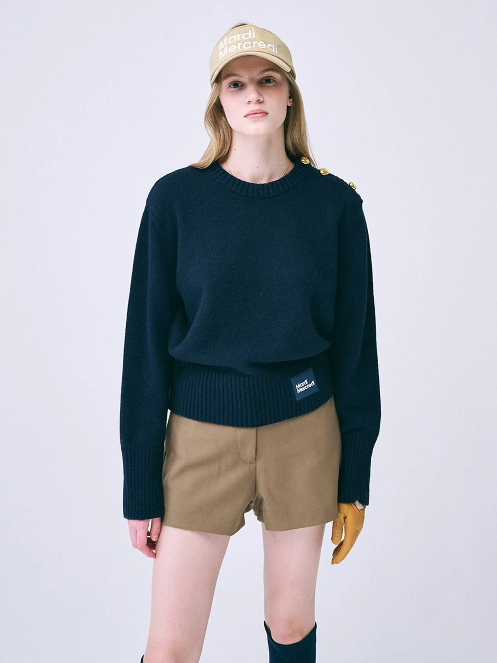 MARDI MERCREDI ACTIF Gold Button Mid Rise Shorts Square Logo Wappen