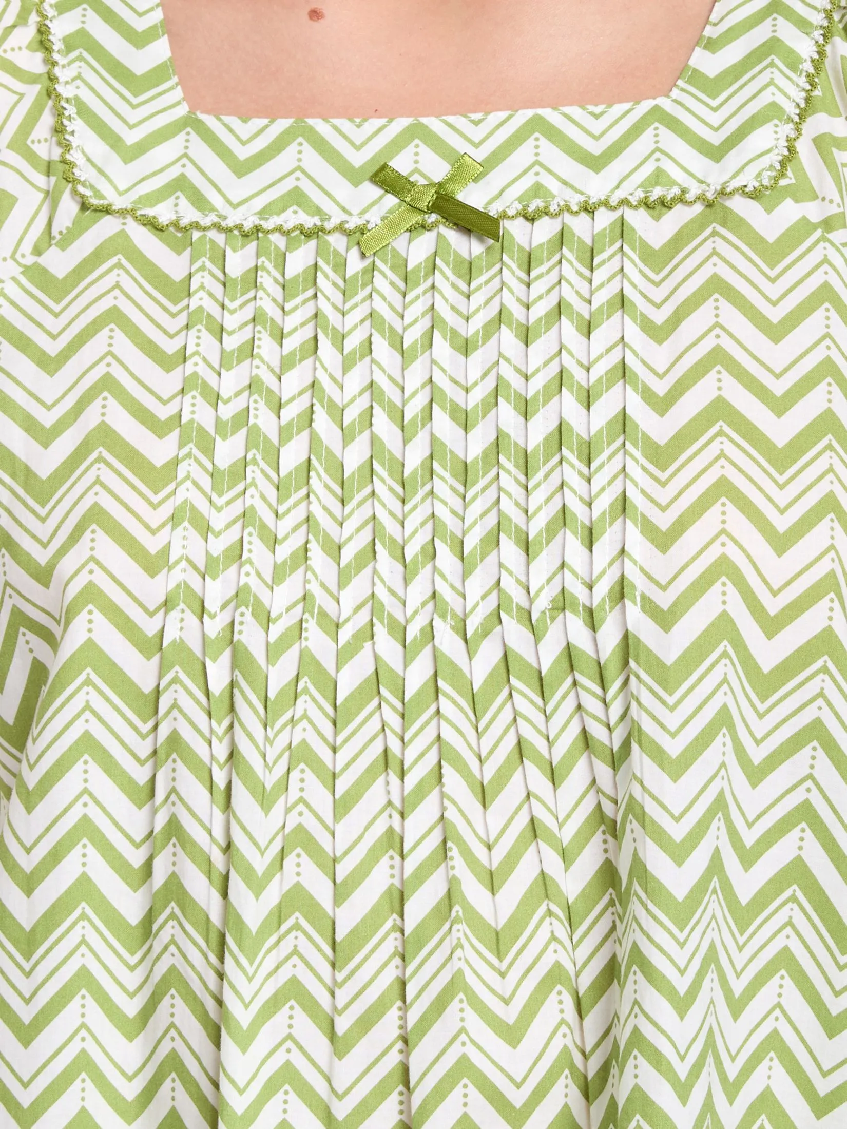 CLAUDIA'S ROMANCE Women Pyjamas Shirt Short Sleeves V-Neck + 3/4 Pants Print Green