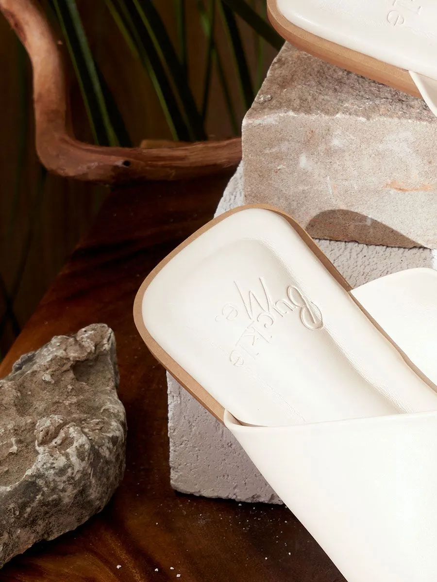 BUCKLE ME Sandals Pretzel BM43-SAND Sand