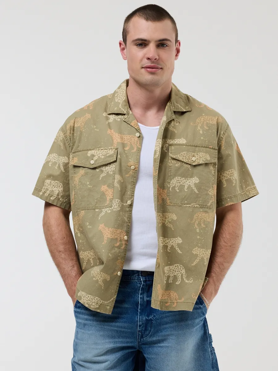 AMERICAN EAGLE MEN JOHNNY JAGUARS SS OVERSIZED 2 PKT CAMP COLLAR STAFFORD FADE SHIRT 339 HIKER OLIVE