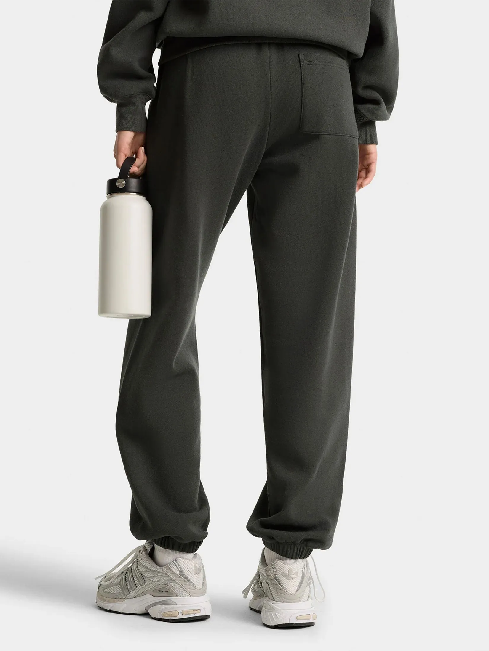 SPORTY & RICH Unisex Sweapant Serif Logo Soft - Faded Black/White