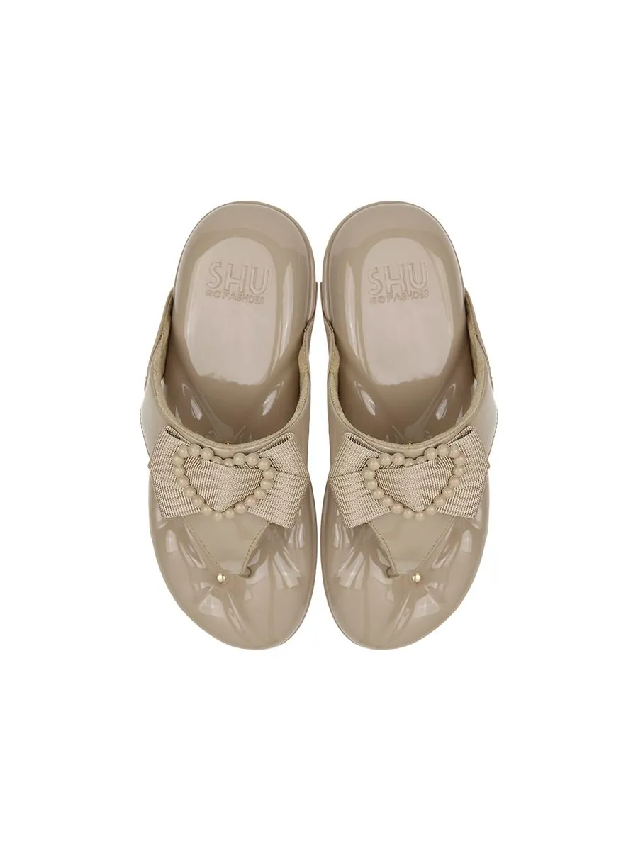 SHU WOMEN  SOFASHOES 2.5" HEARTY BOWS - GLOSSY GREIGE
