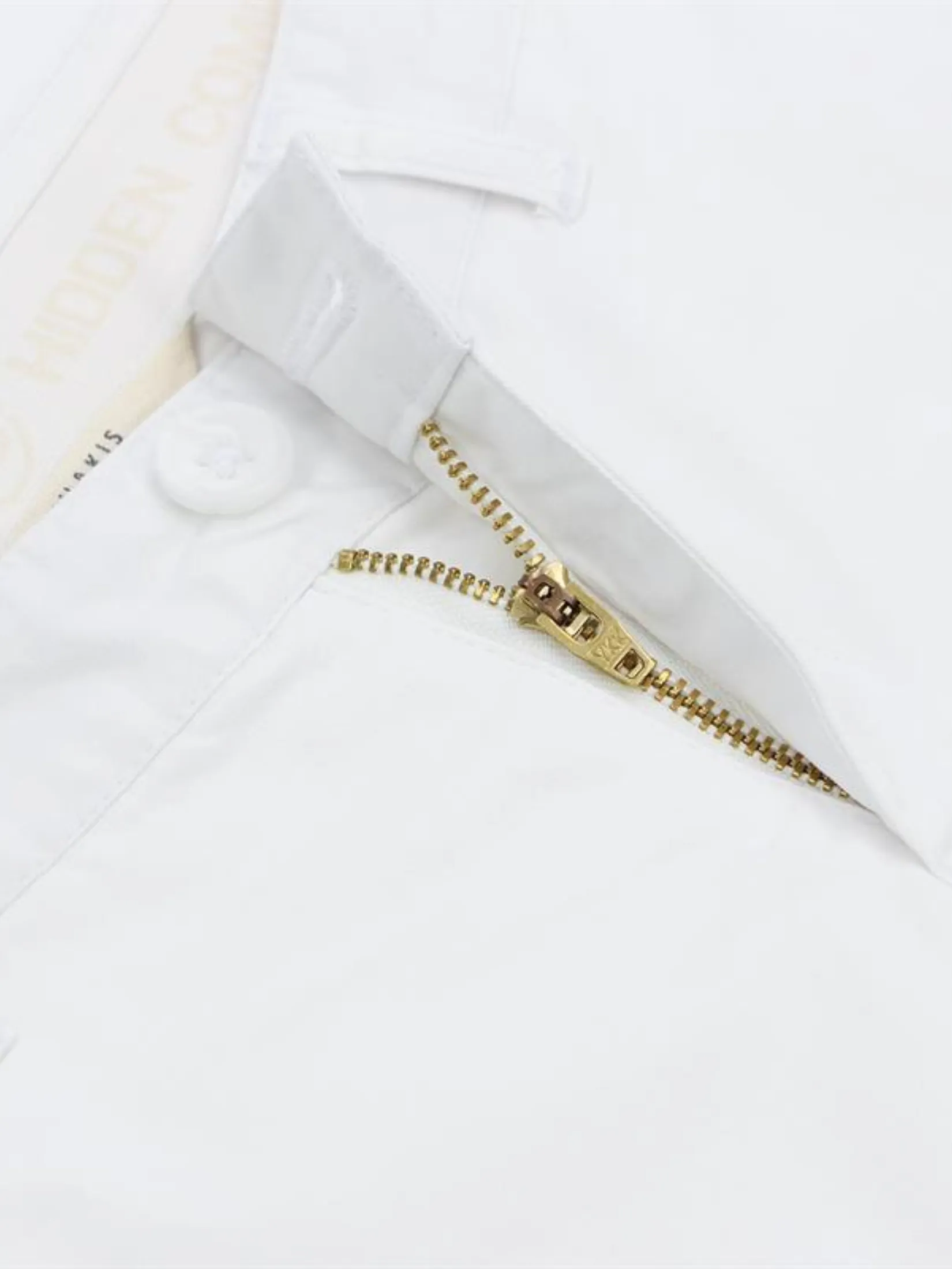 GIORDANO Women's Slim Twill Pocket Shorts (180° Elastic Waist) White