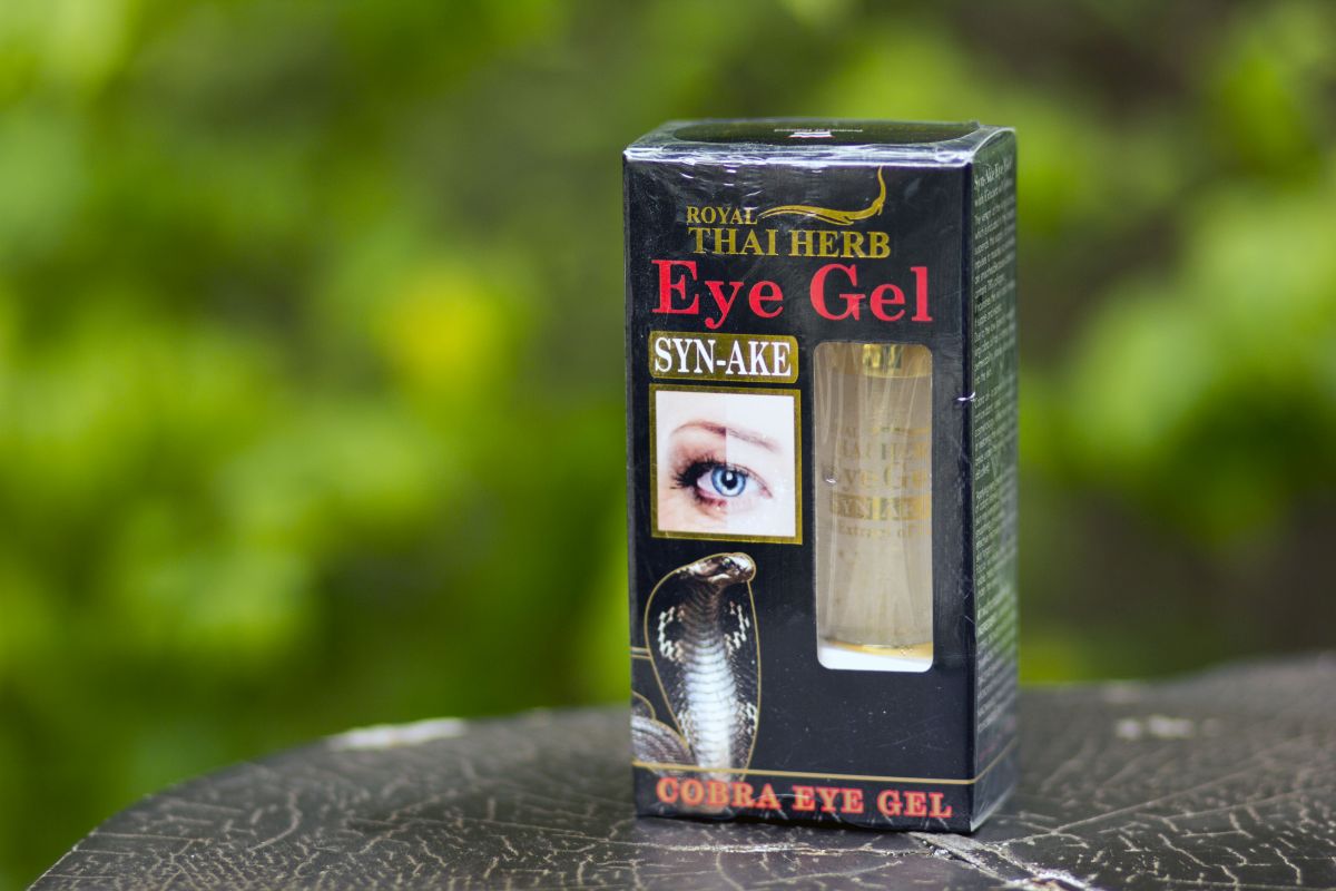 Омолаживающий гель под глаза с ядом кобры Syn-Ake Thai Herb 15 мл