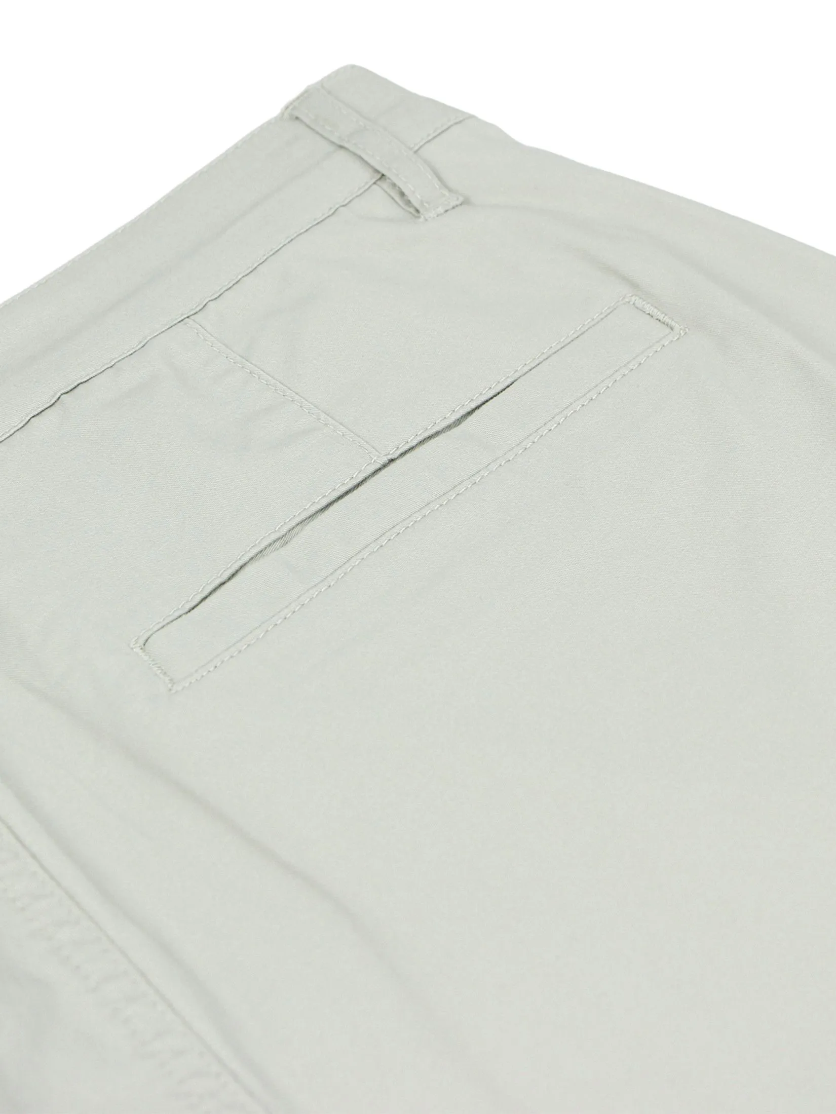 GIORDANO Men's Slim Taper Shorts (180° Elastic Waist) Budding Green