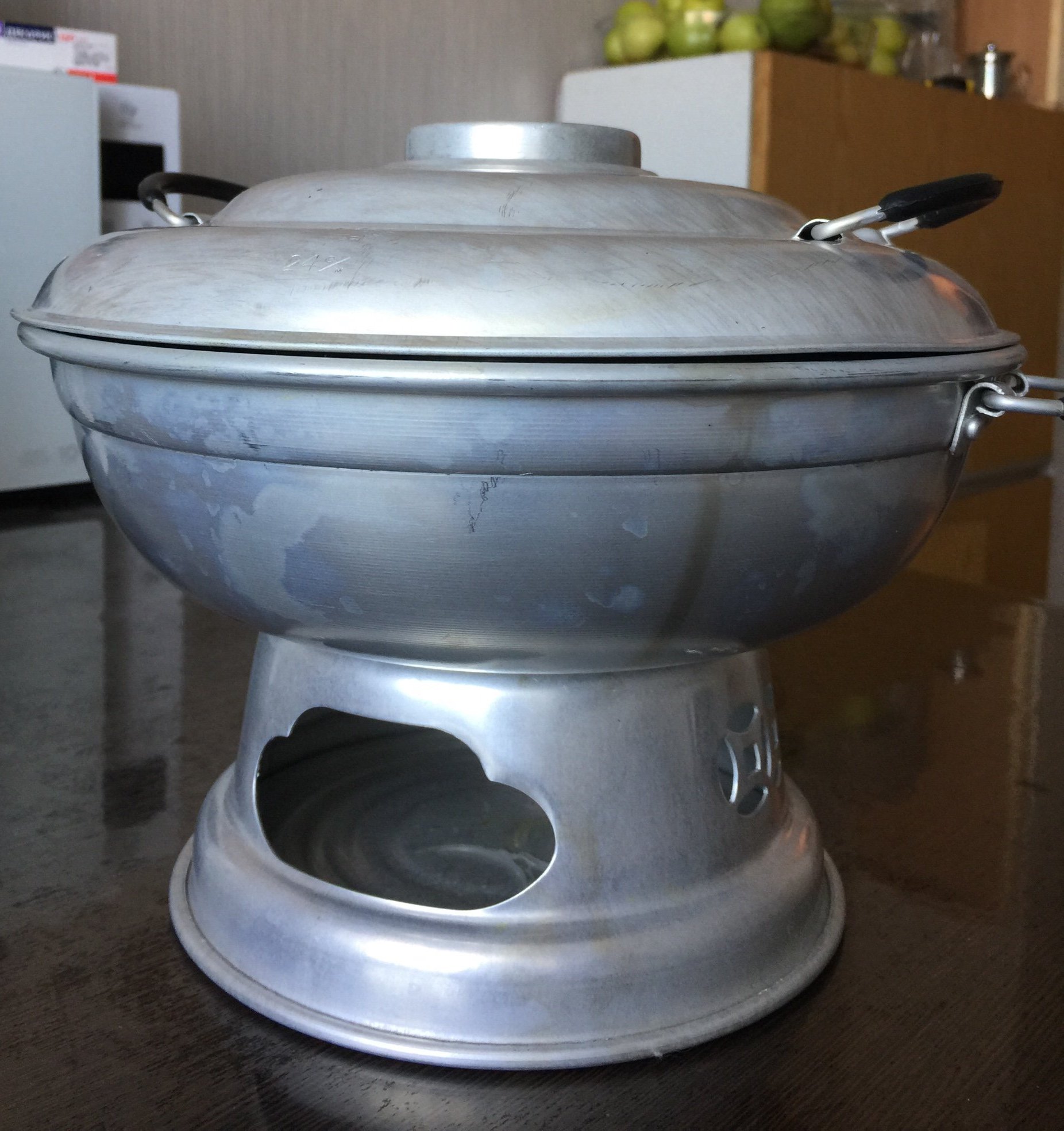 Традиционная тарелка (кастрюля) для подачи супа Том Ям