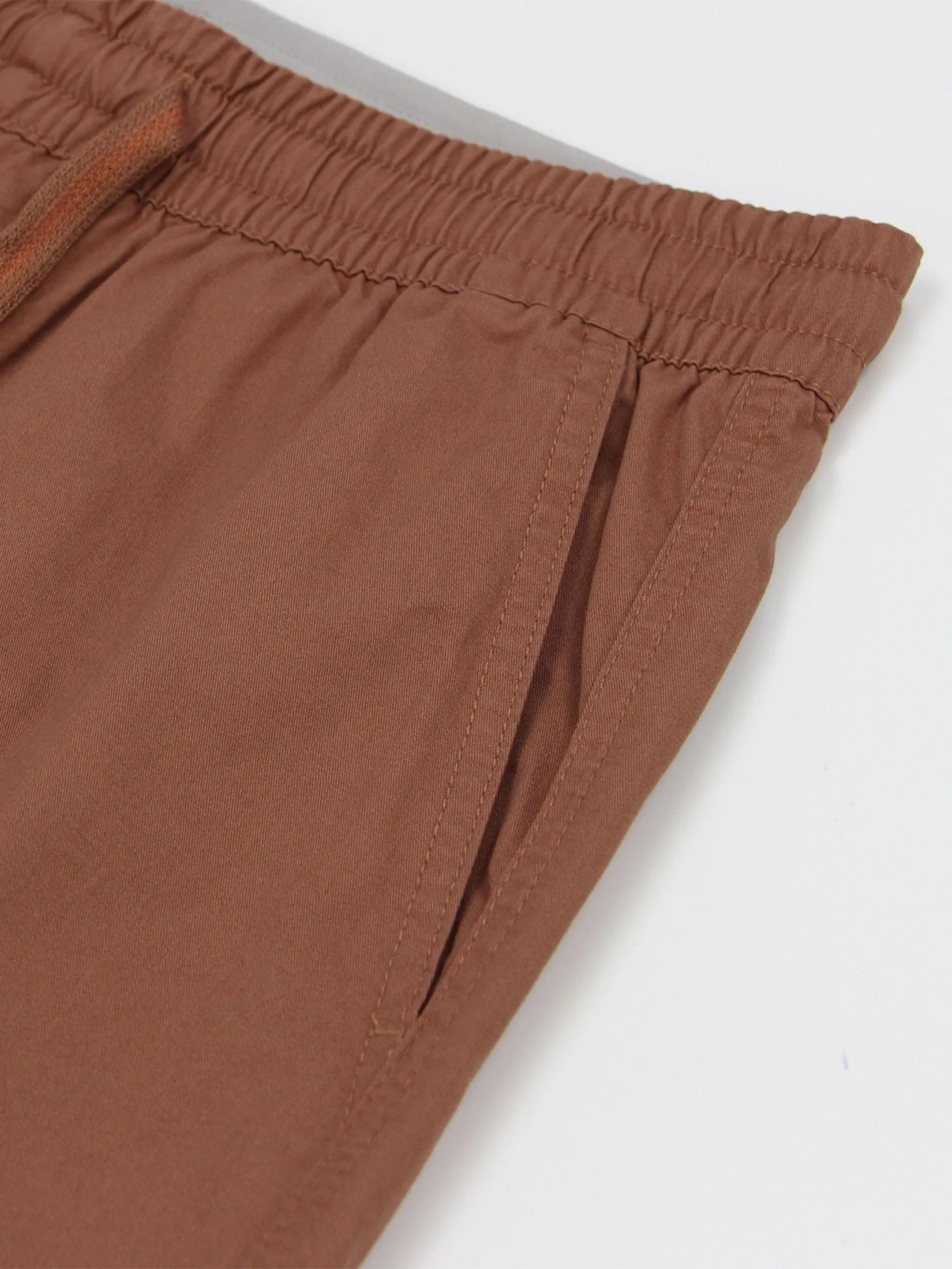 GIORDANO Men's Slim Twill Bermuda Shorts (180° Elastic Waist) Russet brown