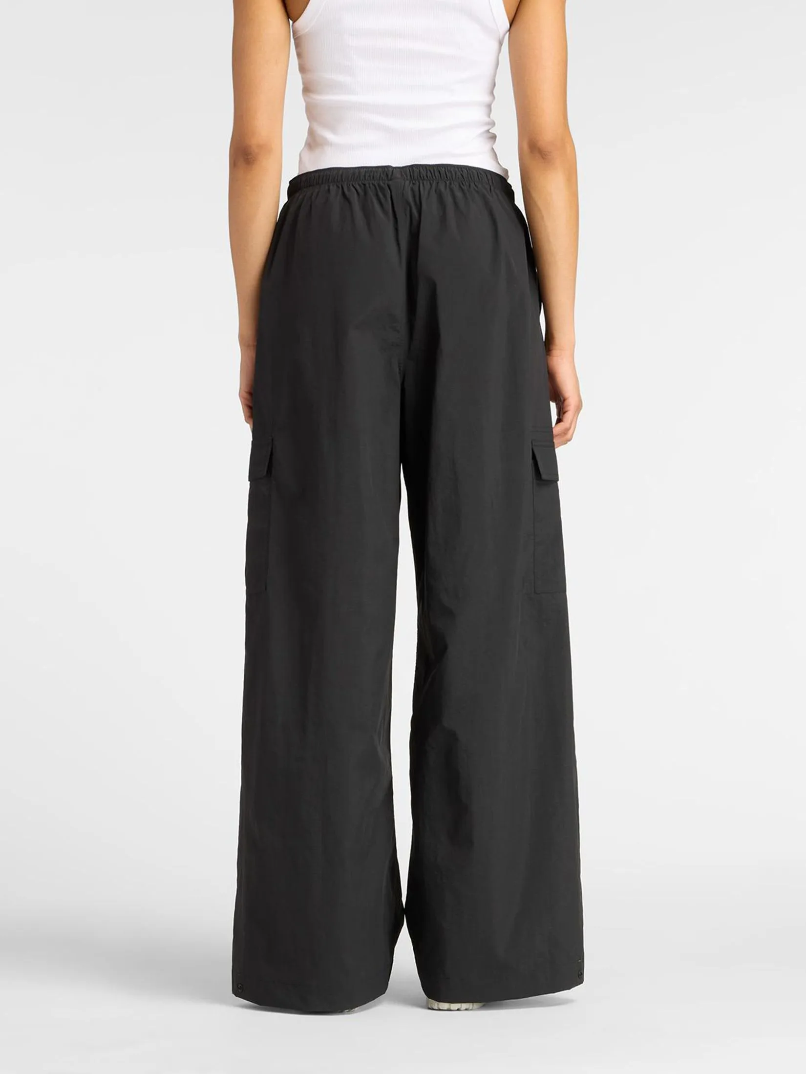 NEW BALANCE Women Cargo Pants Woven Black
