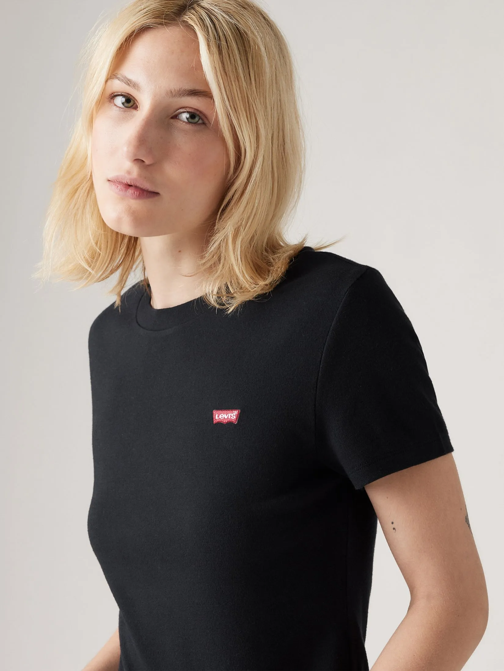 LEVI'S Women's Essential Housemark Short-Sleeve Tee Black