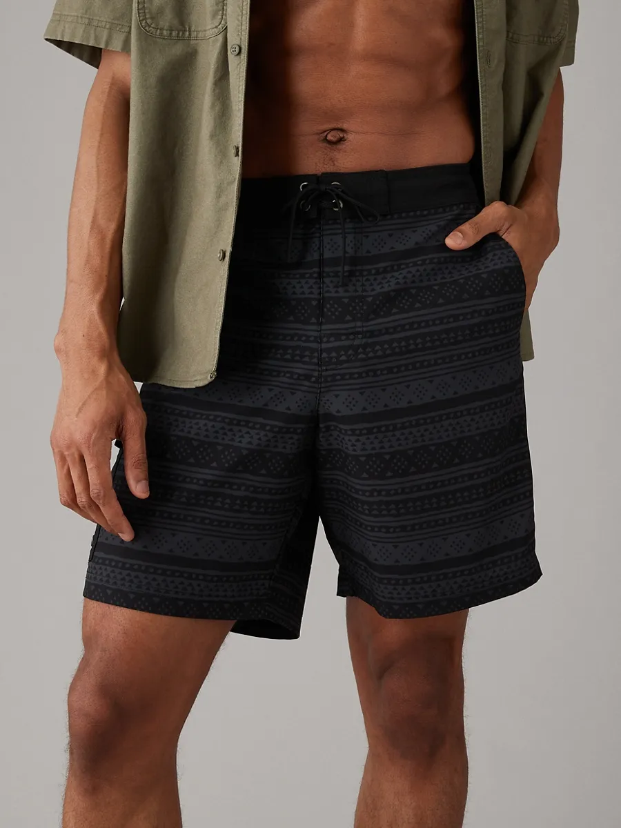 AMERICAN EAGLE MEN 7718 8 INCH CARSON STRETCH BOARDSHORT CARGO PKT 045 BLACK BLAZE Size - L