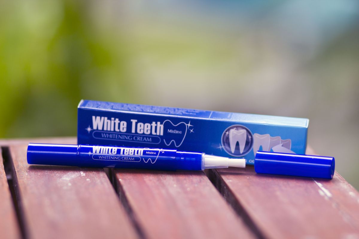 Карандаш для отбеливания зубной эмали Mistine