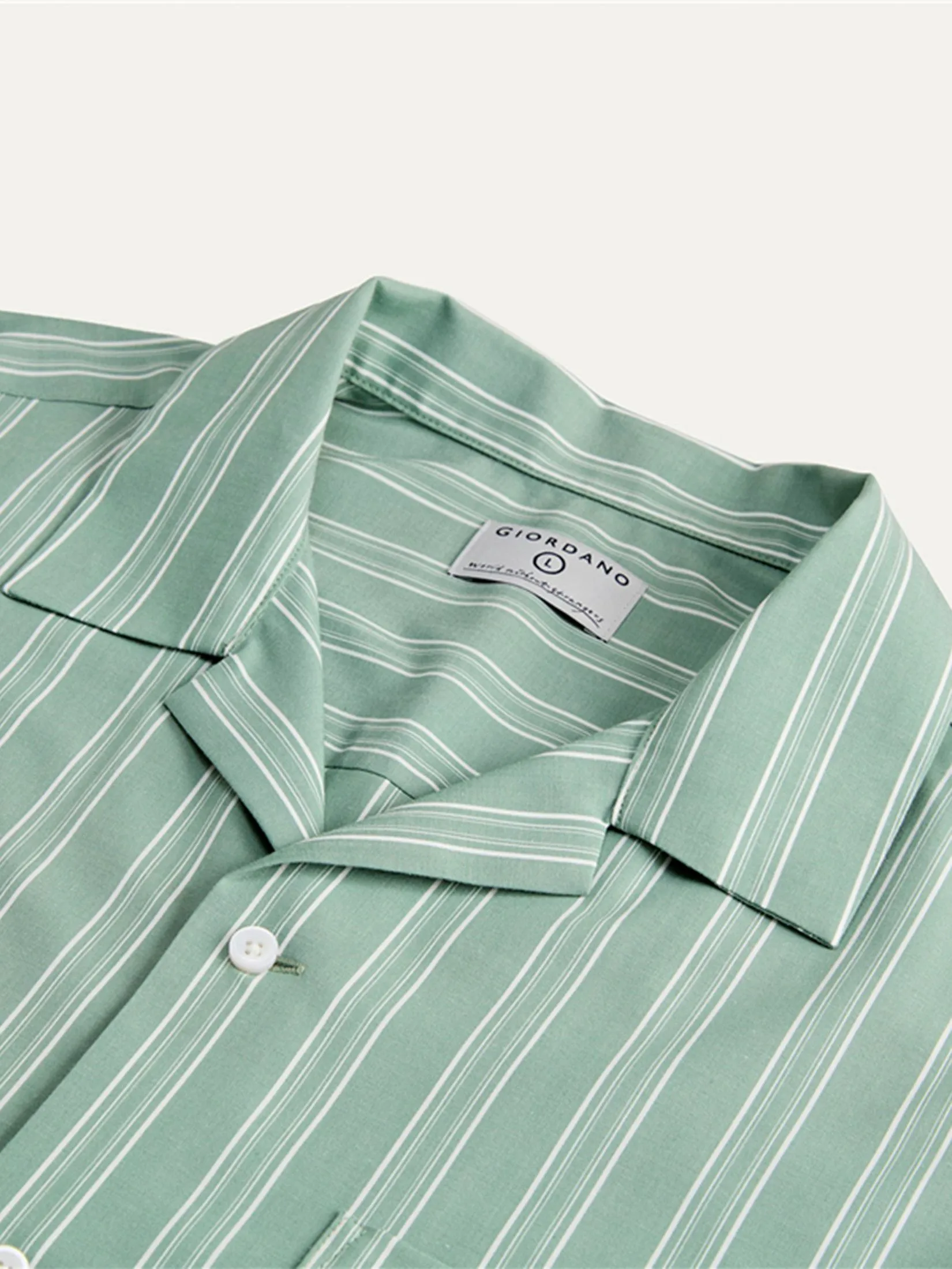 GIORDANO Men's Relaxed Cool Pocket Shirt Green x White