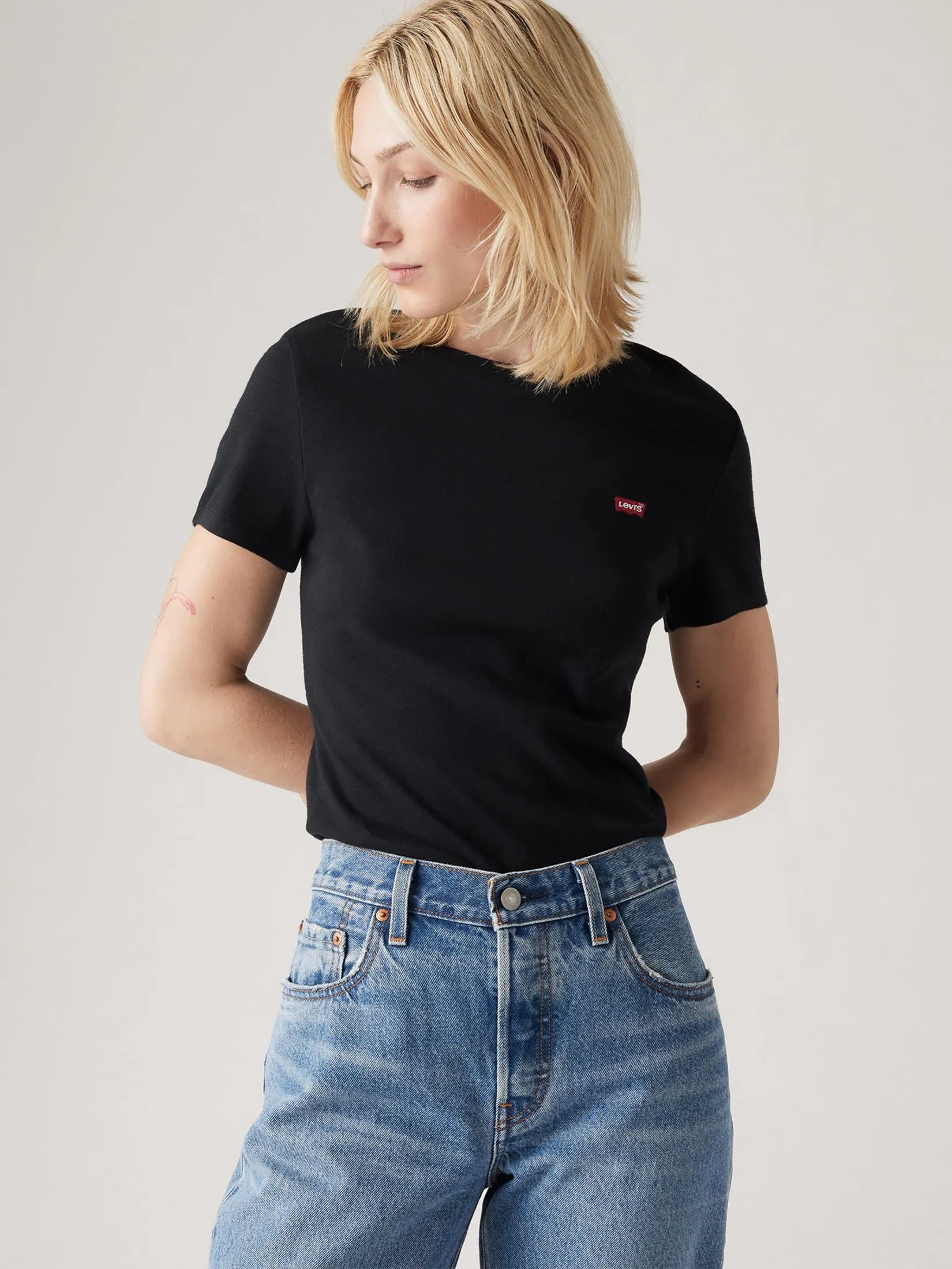 LEVI'S Women's Essential Housemark Short-Sleeve Tee Black