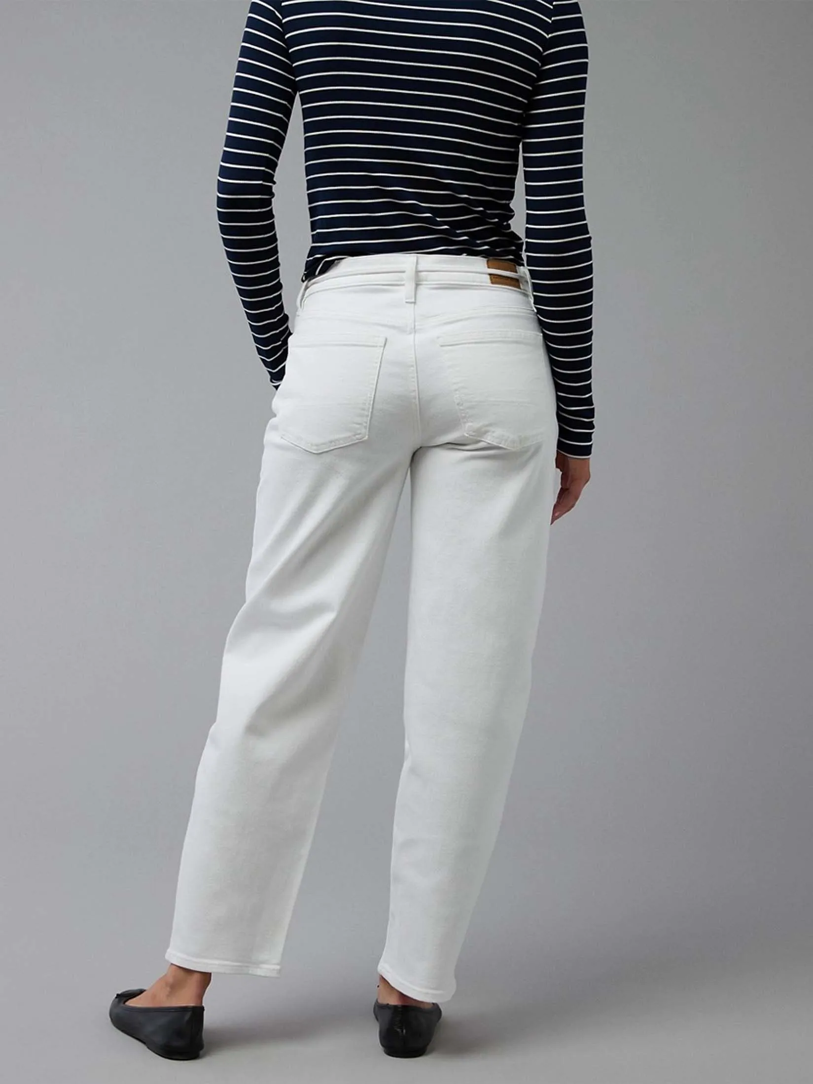 AMERICAN EAGLE WOMEN BARREL JEANS 134 COOL WHITE