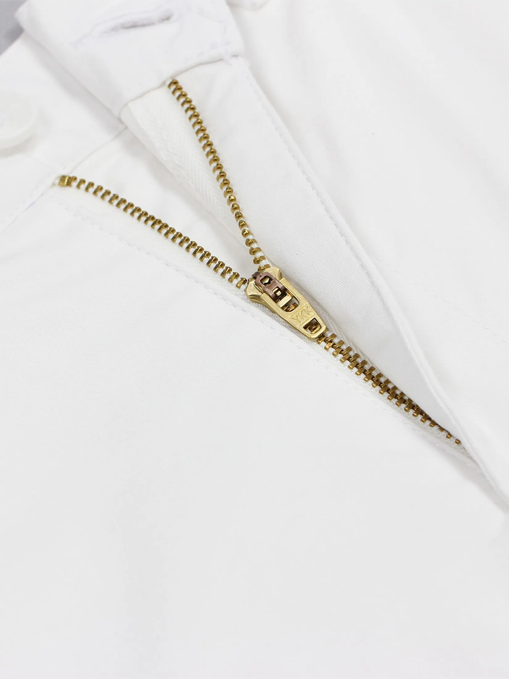 GIORDANO Men's Slim Taper Bermuda Shorts (180° Elastic Waist)  Signature White