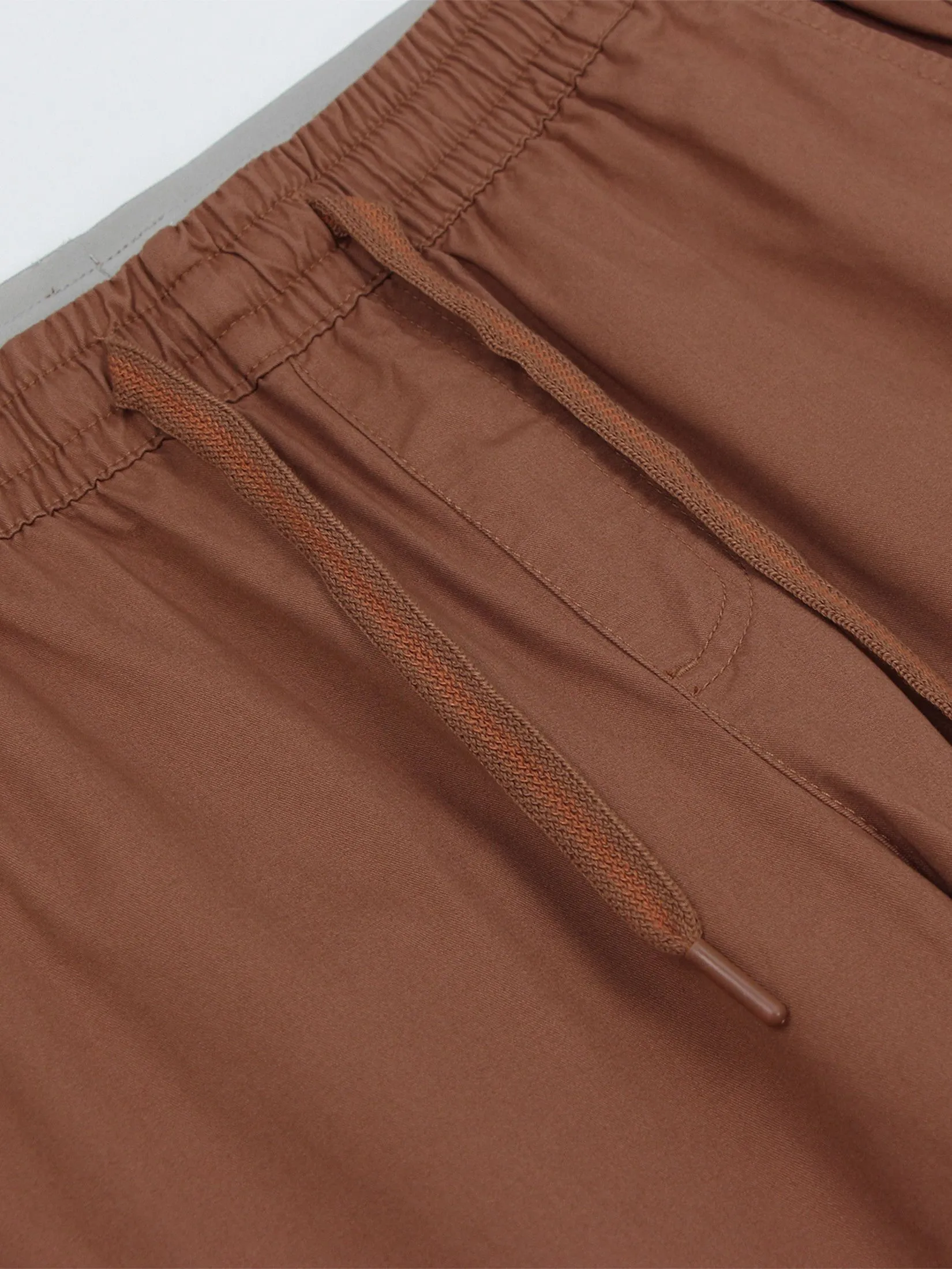 GIORDANO Men's Slim Twill Bermuda Shorts (180° Elastic Waist) Russet brown