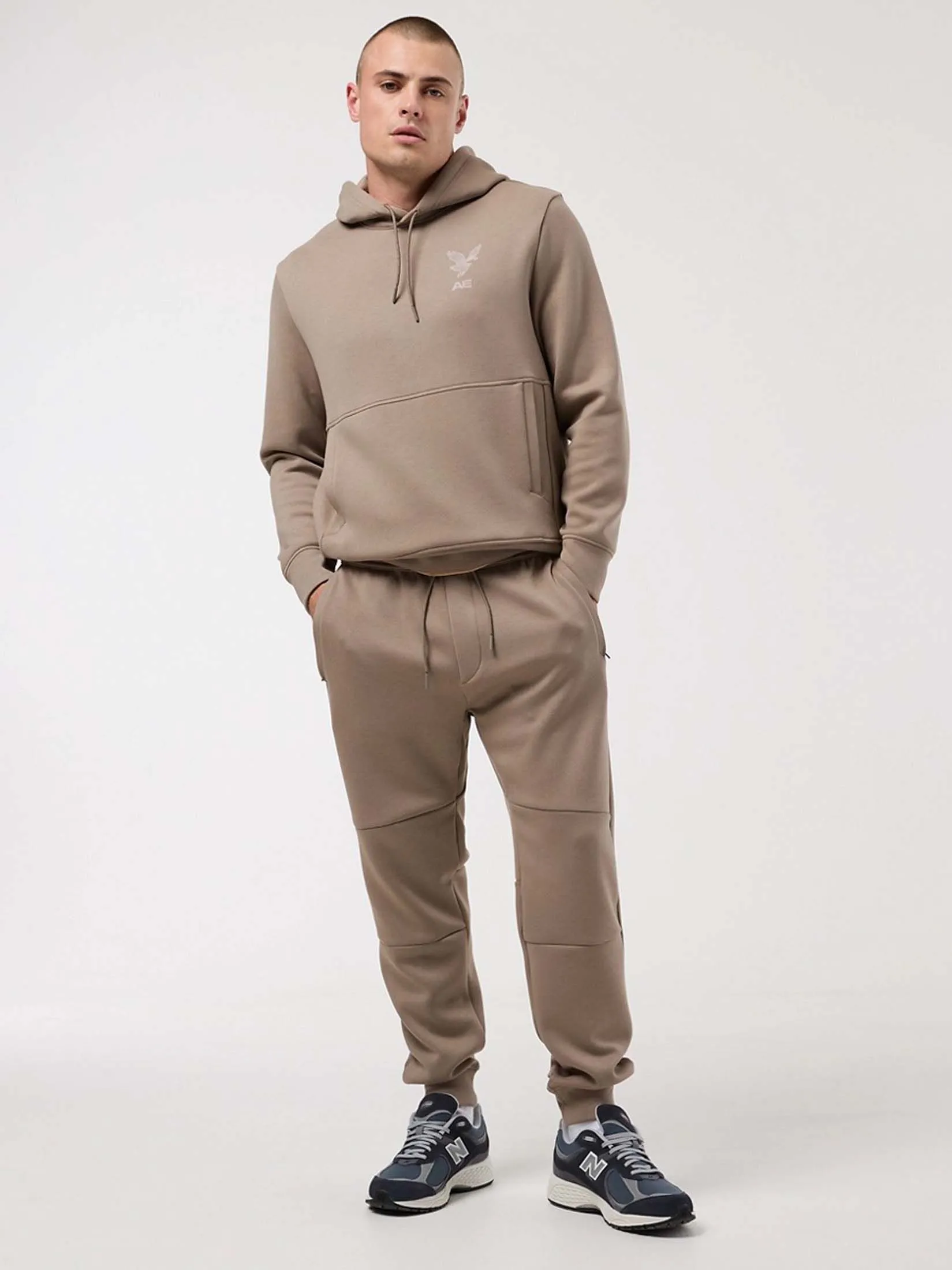 AMERICAN EAGLE MEN 4781 MANCHEGO ACTIVE JOGGER SOLID 219 DESERT KHAKI