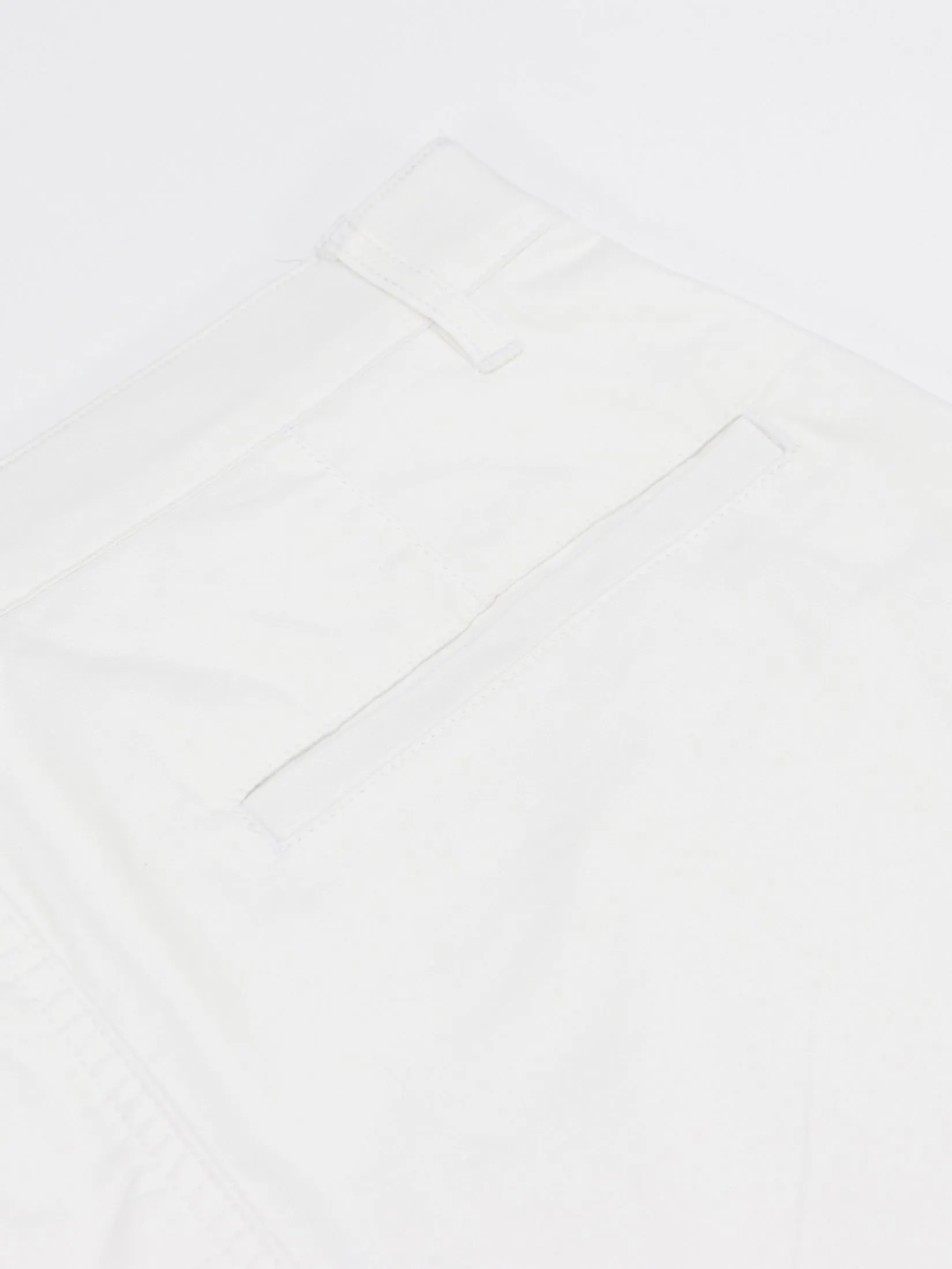 GIORDANO Men's Slim Taper Bermuda Shorts (180° Elastic Waist)  Signature White