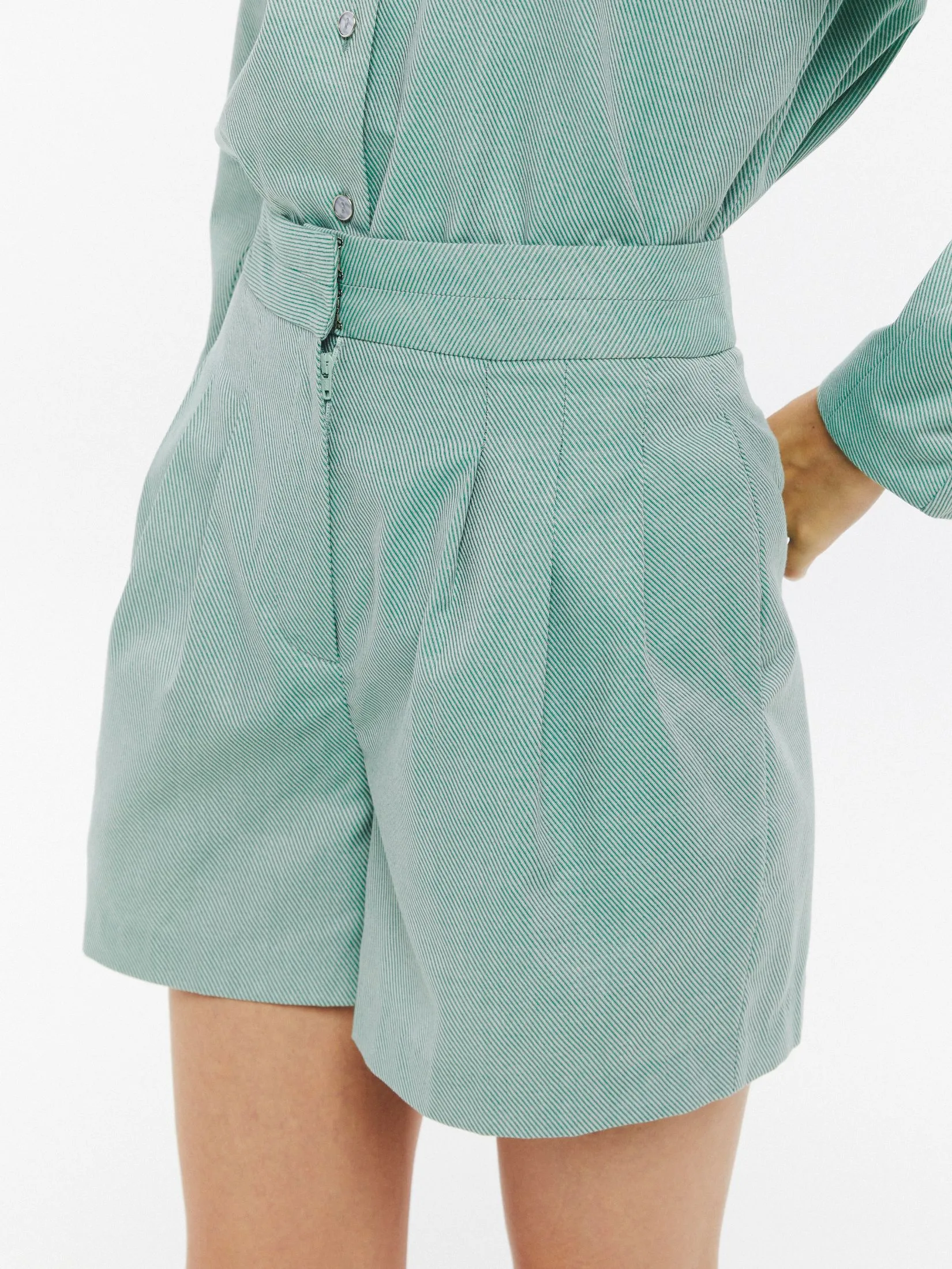 SHAKA Woman Short High Waist Green