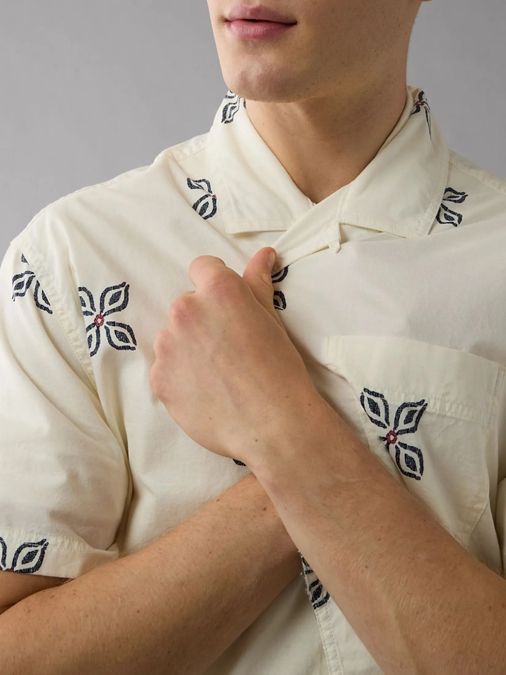 AMERICAN EAGLE MEN BRADY SS OVERSIZED CAMP COLLAR CLIPPED JACQUARD SHIRT 106 CREAM