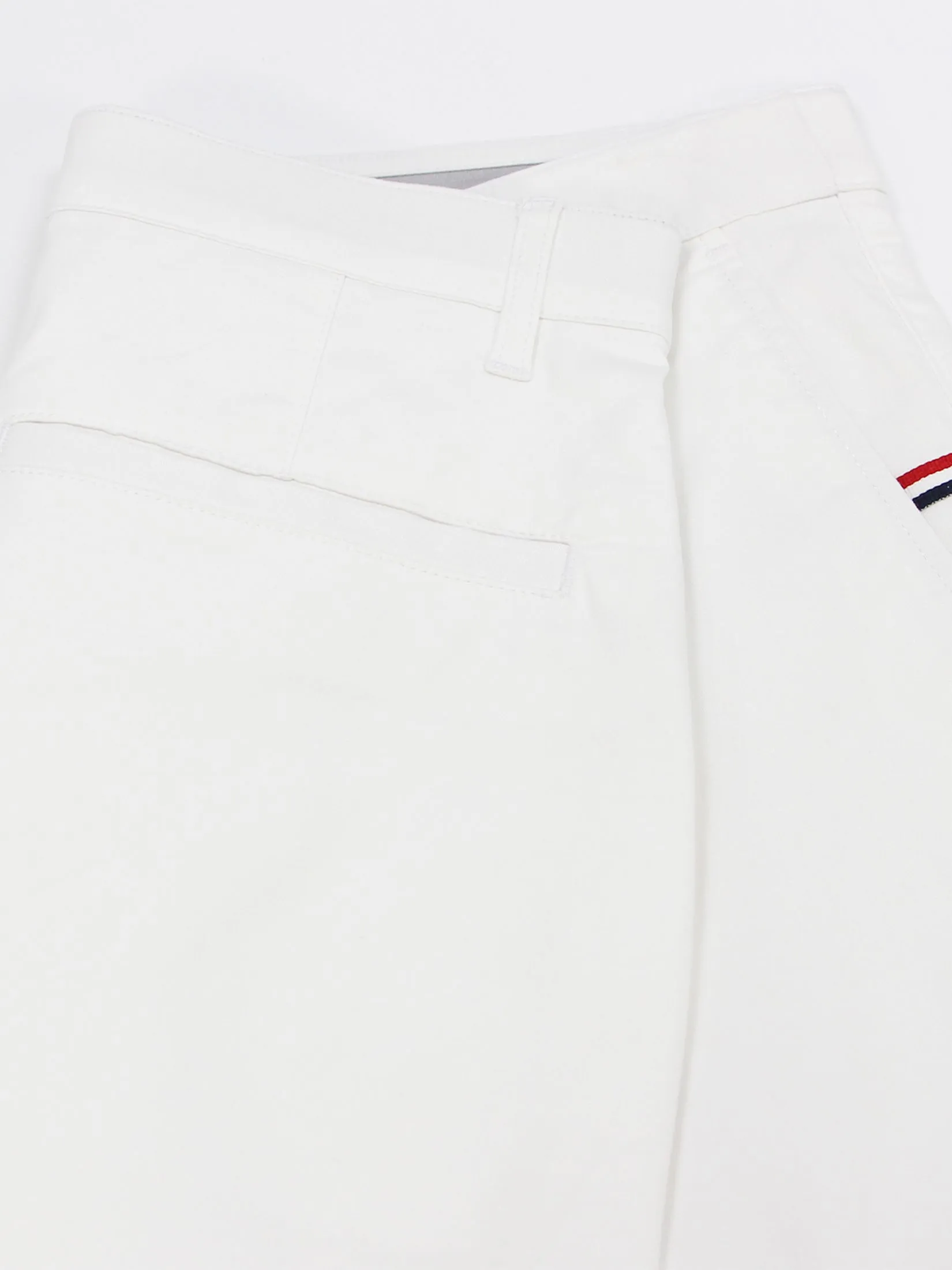 GIORDANO Men's Slim Taper Bermuda Shorts (180° Elastic Waist)  Signature White