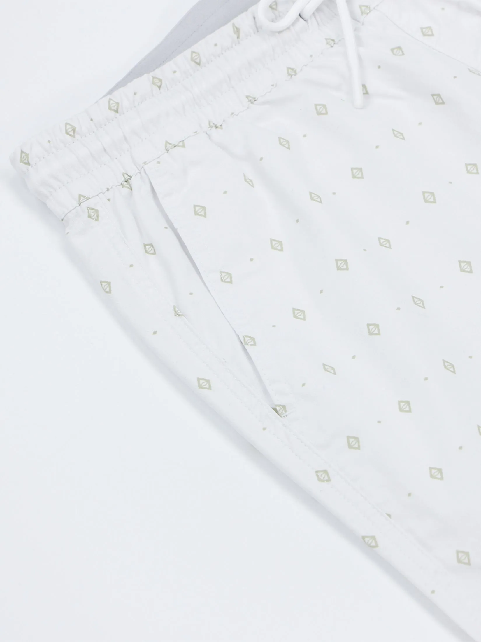 GIORDANO Men's Mid-Rise Slim Fit Elastic Waist Twill Bermuda Shorts White