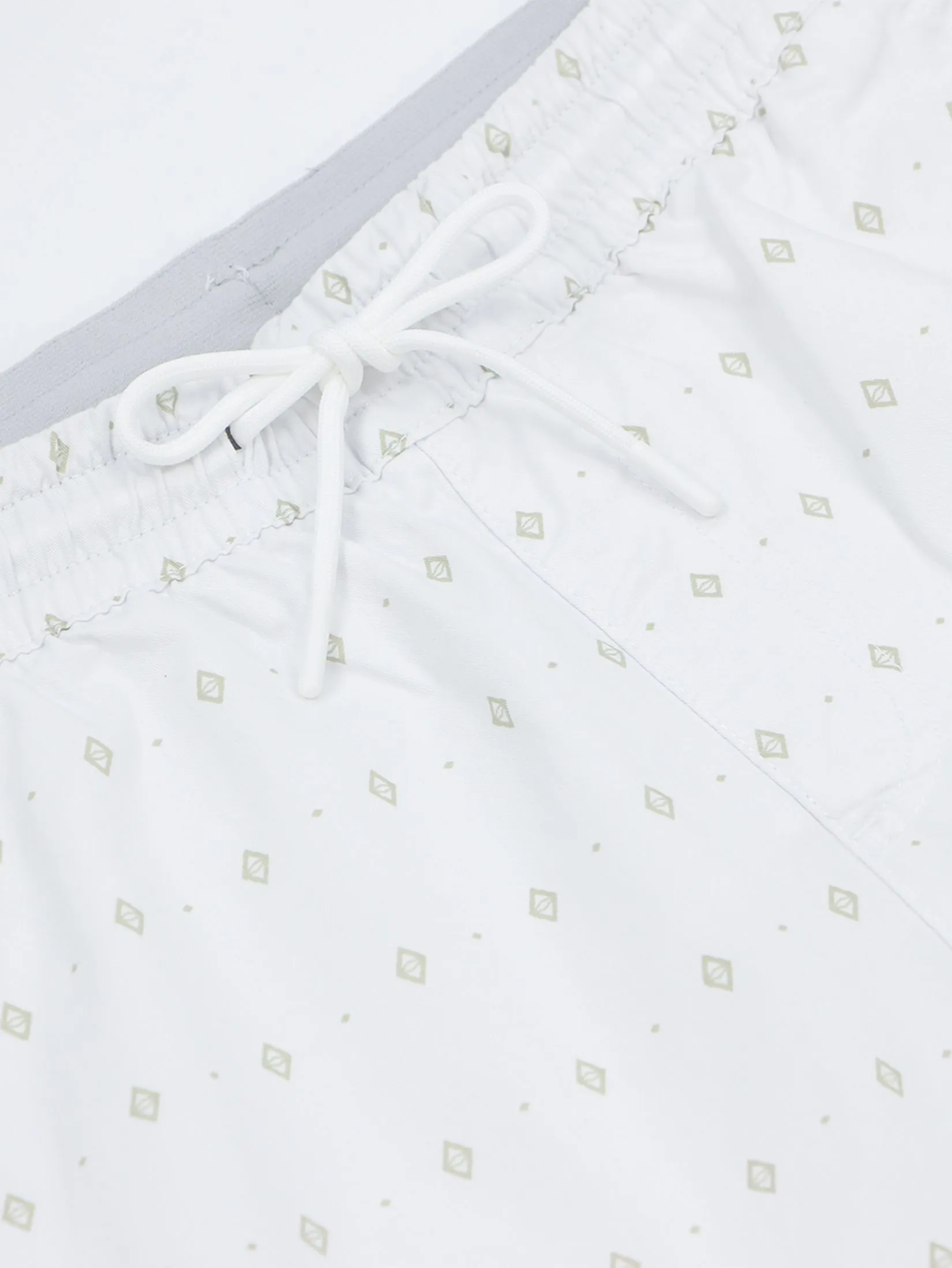 GIORDANO Men's Mid-Rise Slim Fit Elastic Waist Twill Bermuda Shorts White