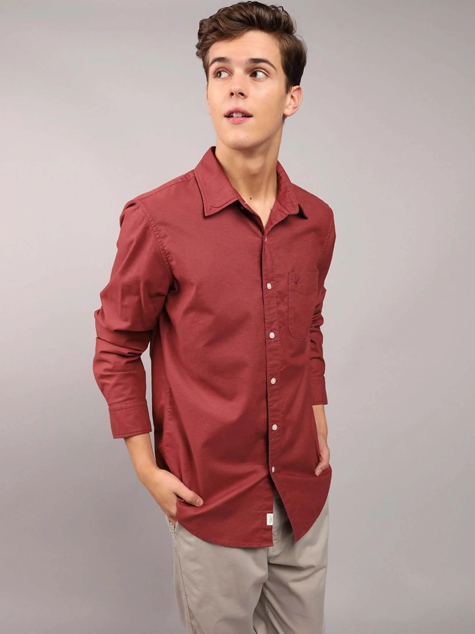 AMERICAN EAGLE MEN INT SF BTD STRETCH PIECE DYE OXFORD 608 WARM RED