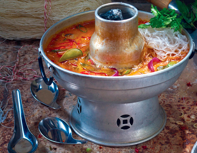 Традиционная тарелка (кастрюля) для подачи супа Том Ям