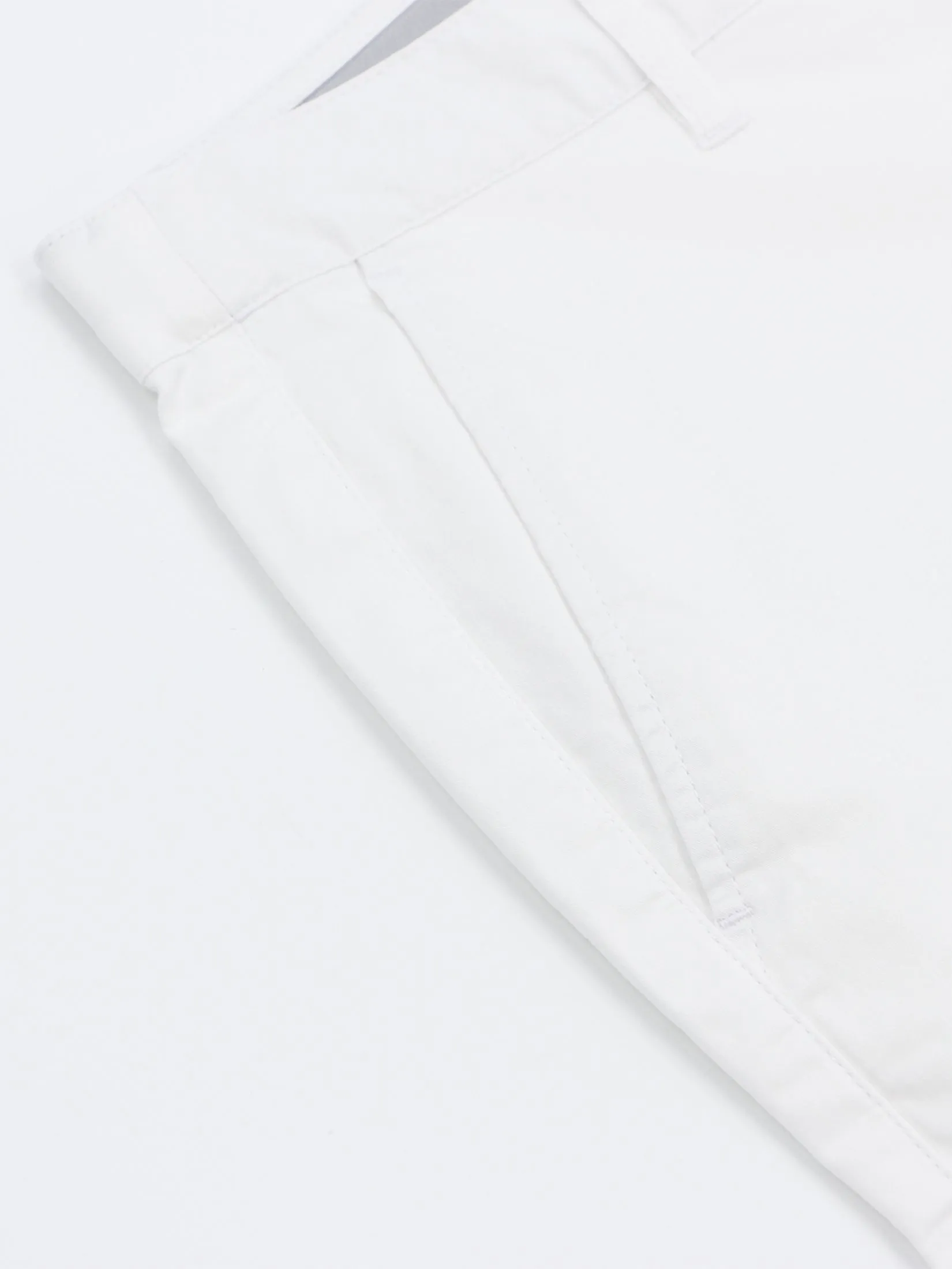 GIORDANO Men's Slim Taper Shorts (180° Elastic Waist) White