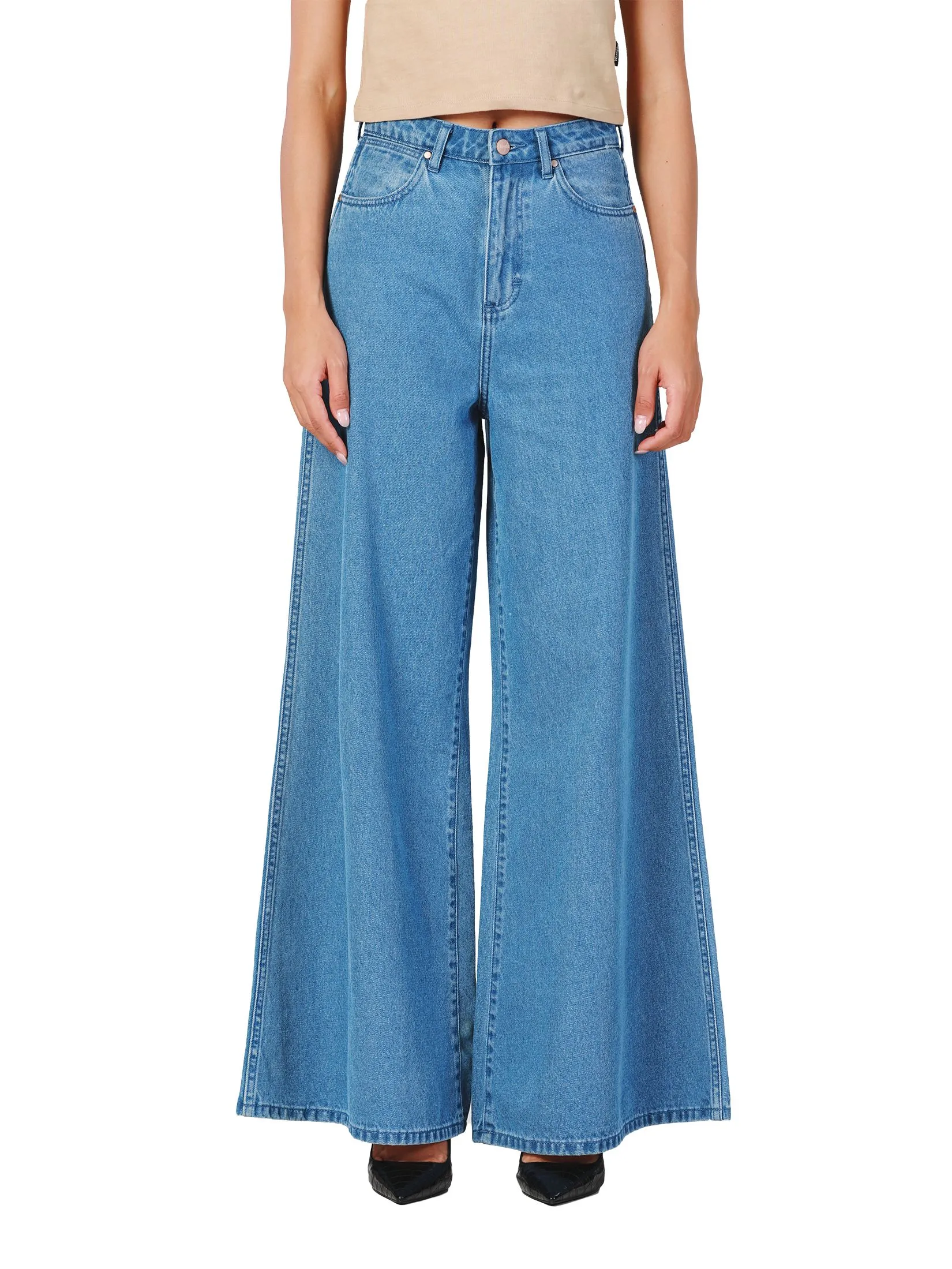 WRANGLER Women's Jeans Everyday with Wrangler Collection Mid Wide Leg Fit Light Indigo