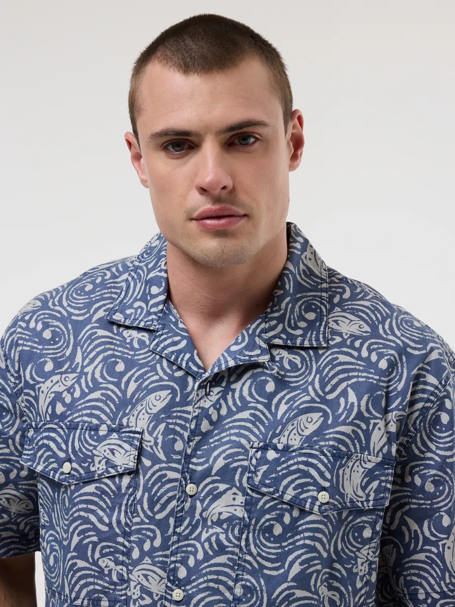 AMERICAN EAGLE MEN ZANE WAVE SS OVERSIZED 2 PKT CAMP COLLAR STAFFORD FADE SHIRT 432 SKYLIGHT